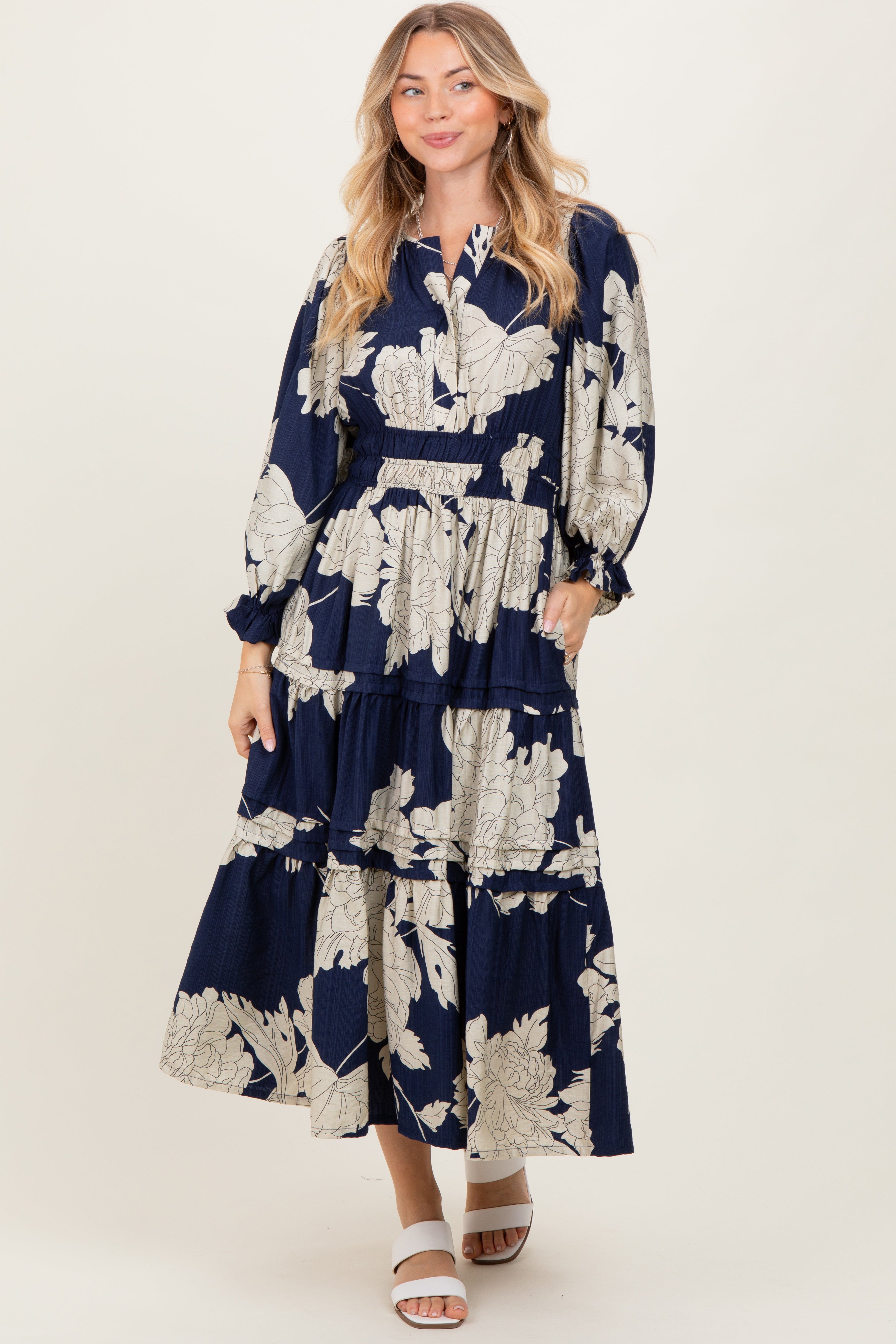 Marineblaues Umstands-Midikleid mit Blumenmuster, 3/4-Ärmeln und Stufenrock