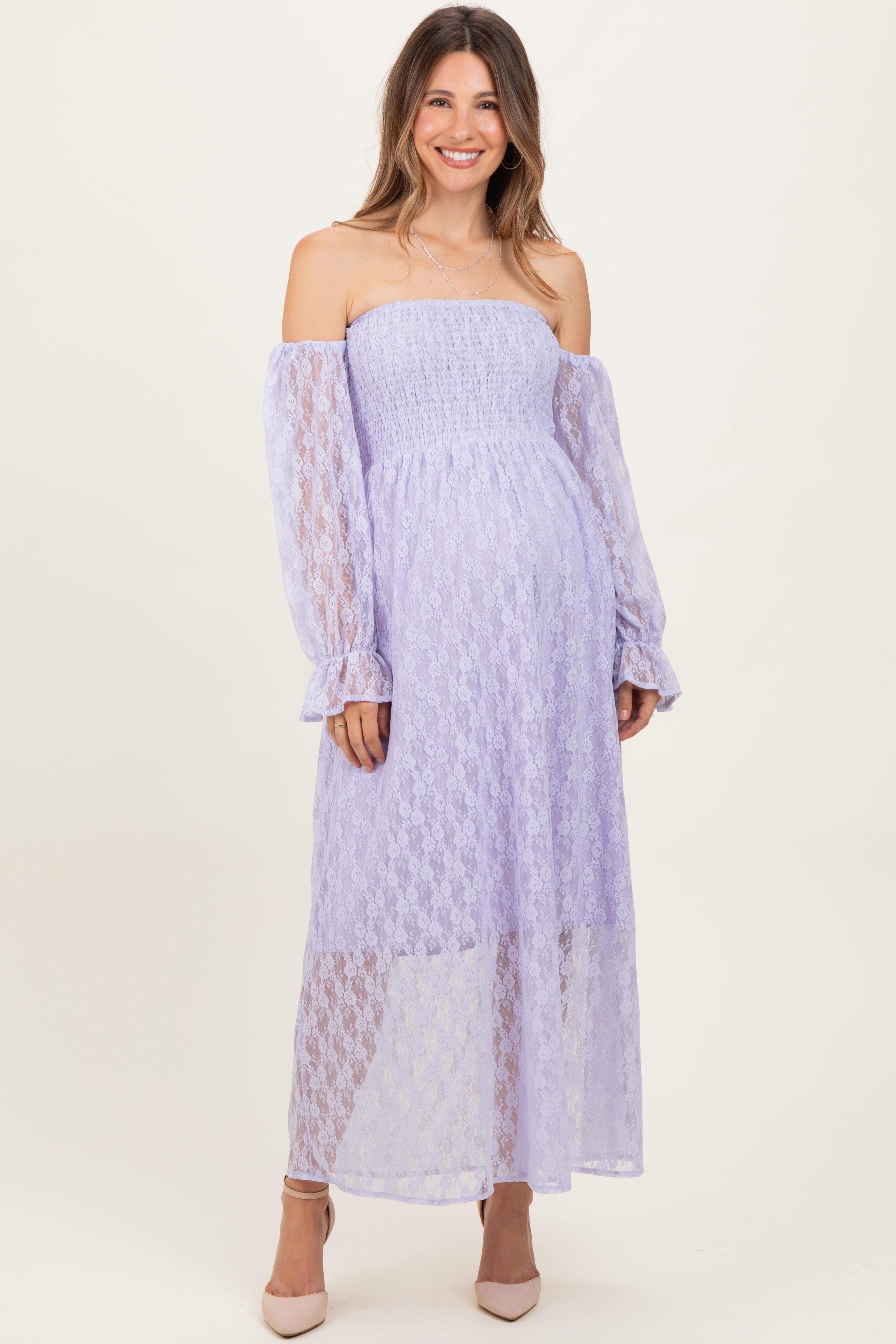 Lavendelfarbenes Umstands-Maxikleid mit Spitzenoverlay und Smok-Oberteil