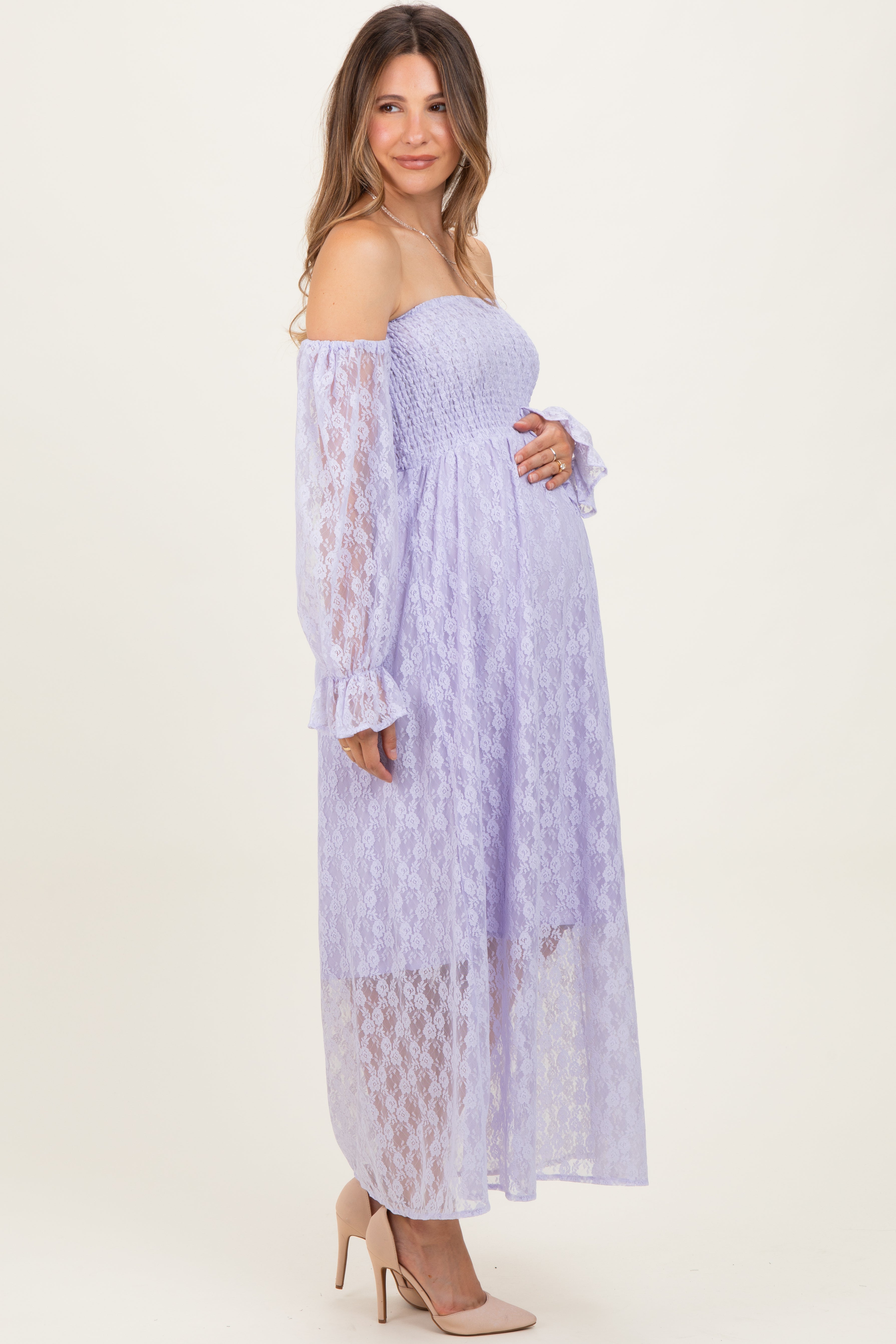 Lavendelfarbenes Umstands-Maxikleid mit Spitzenoverlay und Smok-Oberteil
