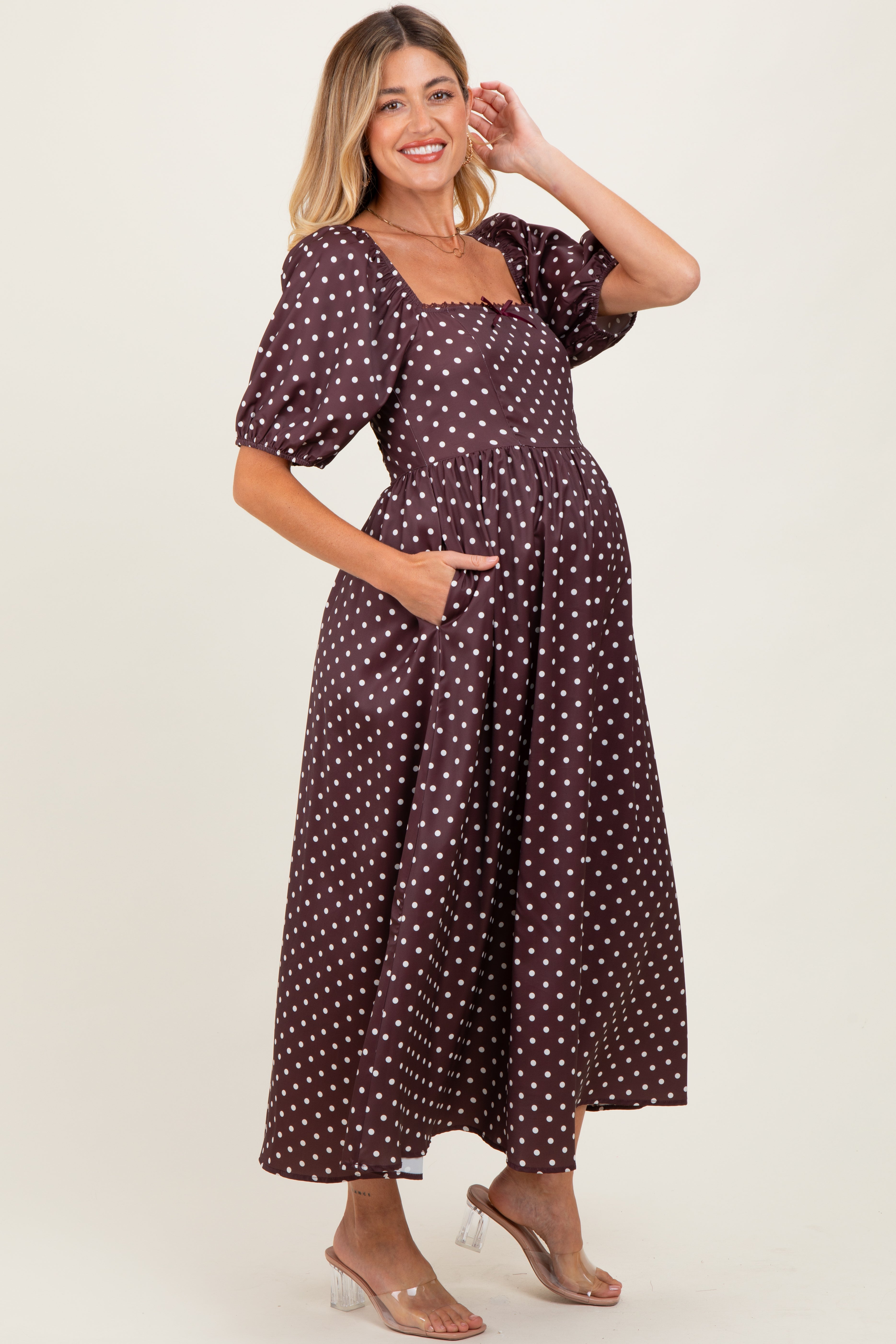 braunes-umstands-midikleid-mit-punktemuster-und-eckigem-ausschnitt