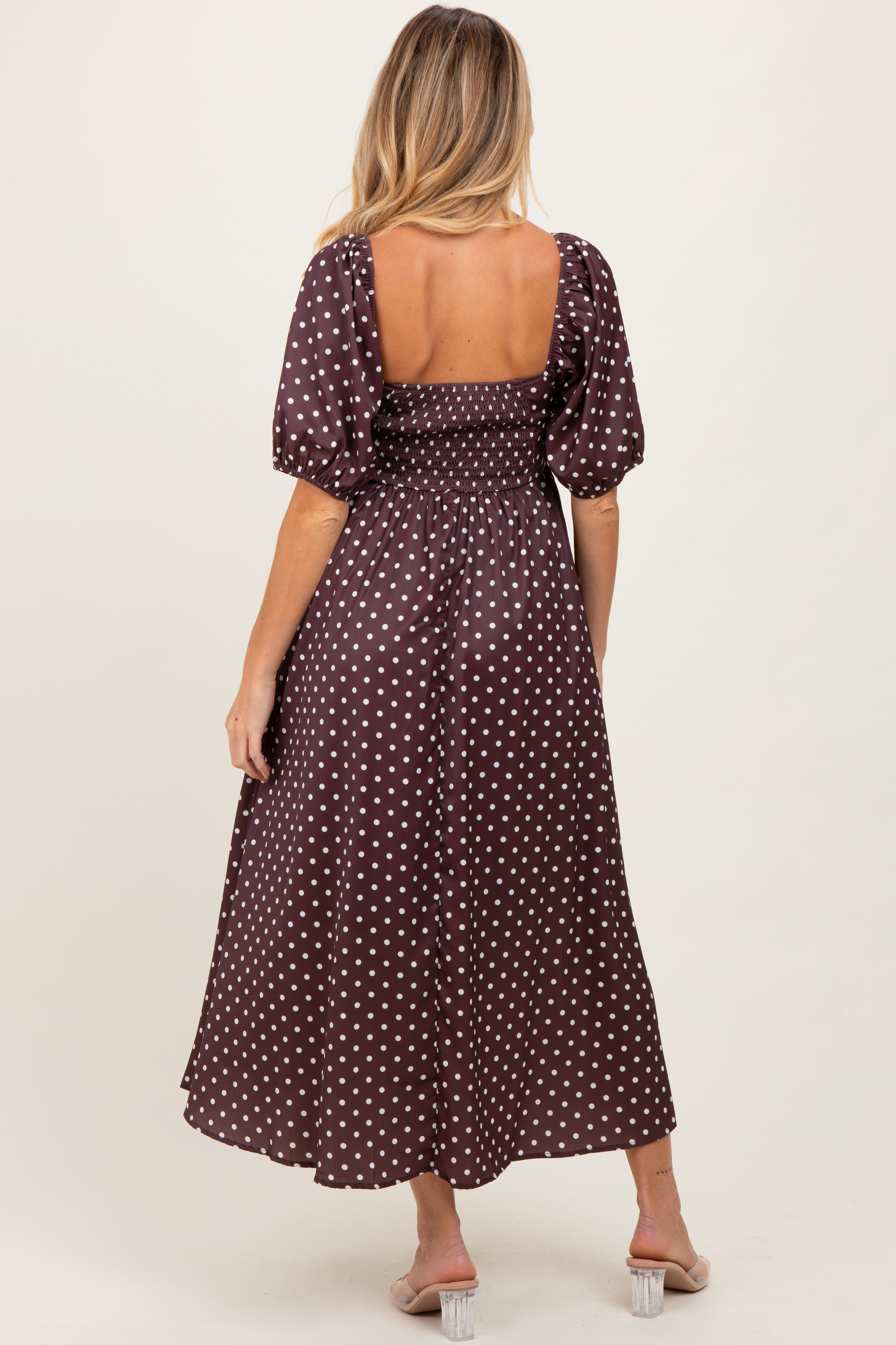 braunes-umstands-midikleid-mit-punktemuster-und-eckigem-ausschnitt