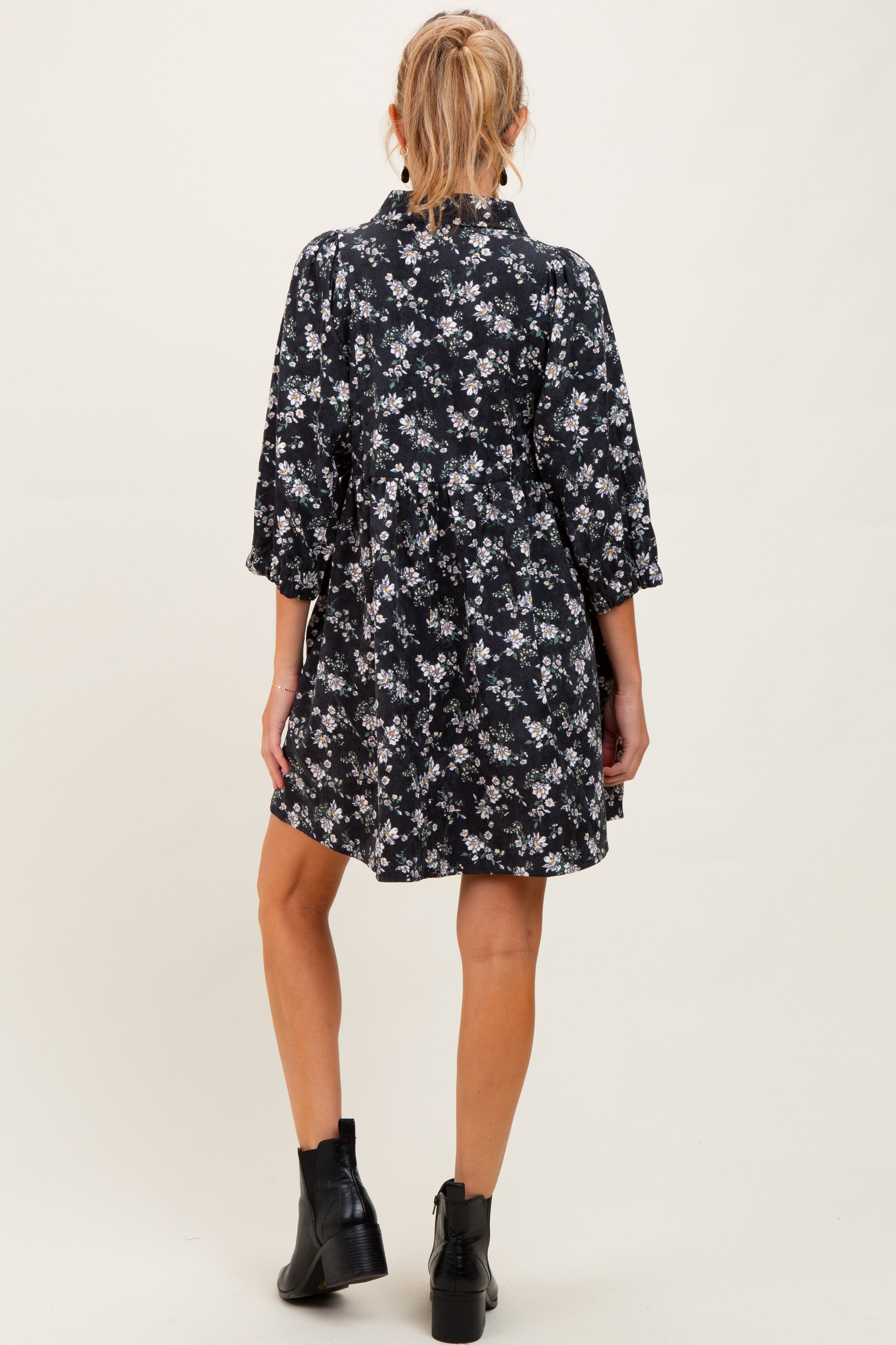 Schwarzes Umstands-Hemdblusenkleid aus Cord mit Blumenmuster