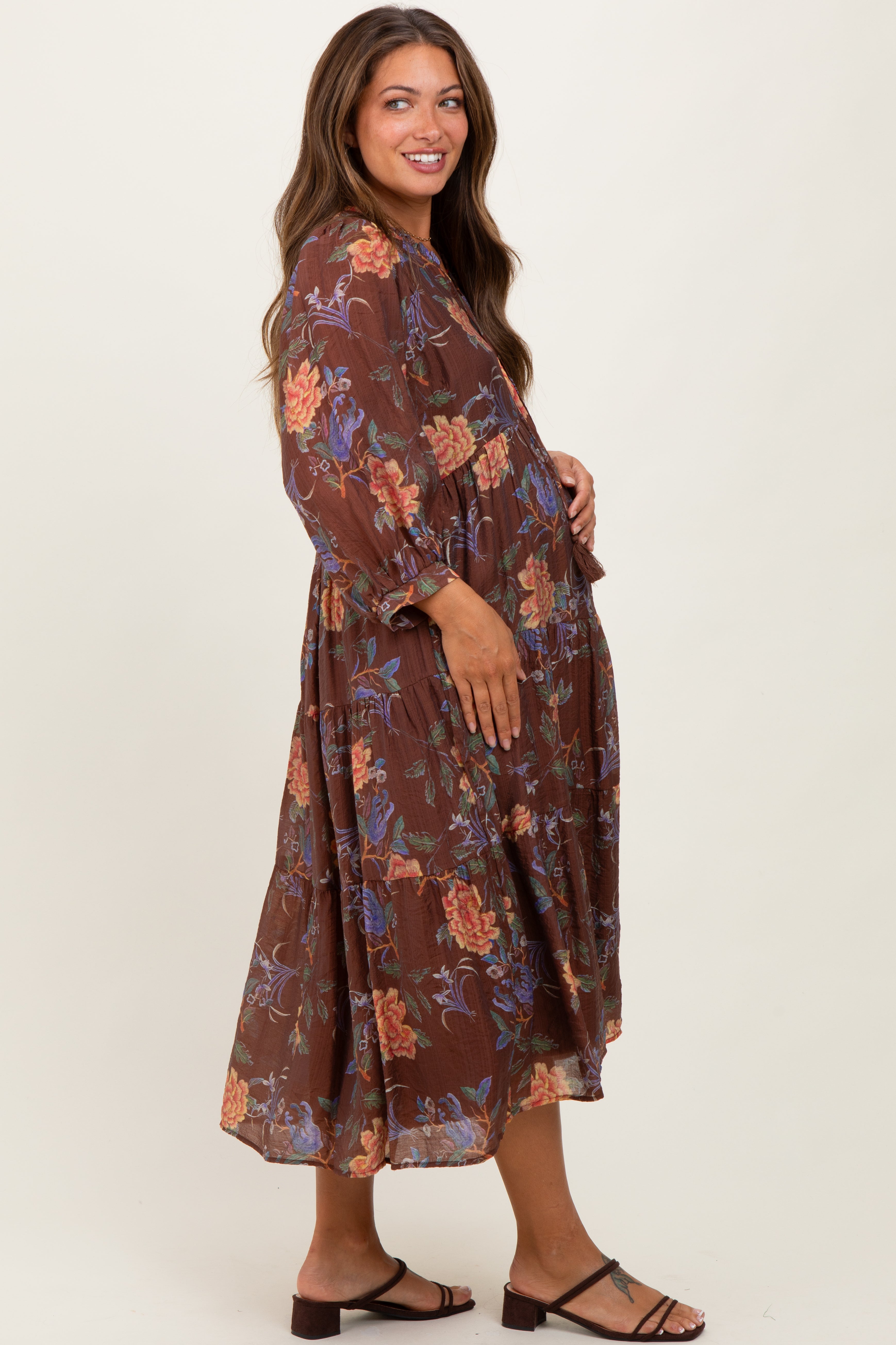 Braunes Umstands-Midikleid mit Blumenmuster, Bindeband und Stufenrock