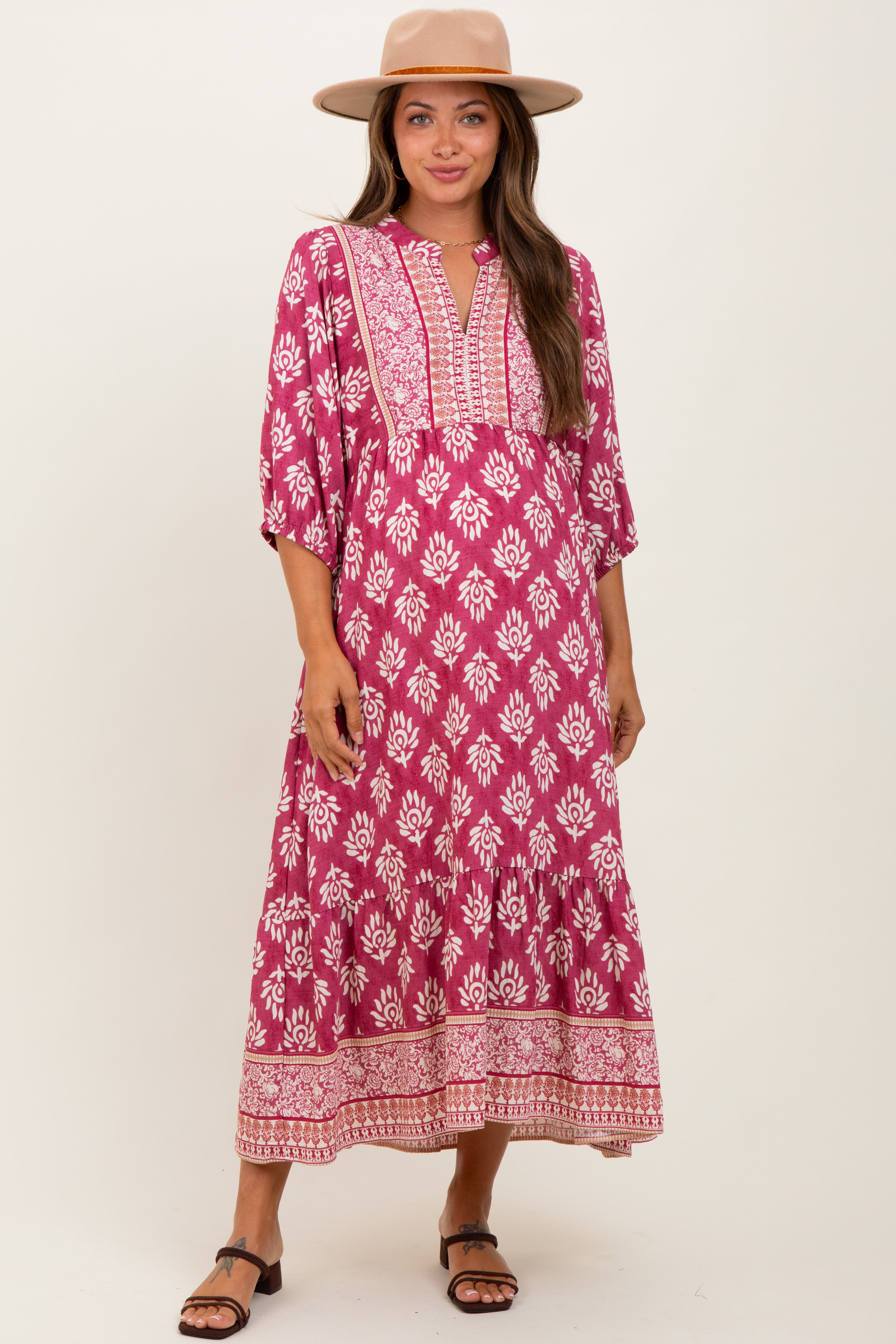 Rosafarbenes Umstands-Midikleid mit Blumen-Kontrastmuster und 3/4-Ärmeln