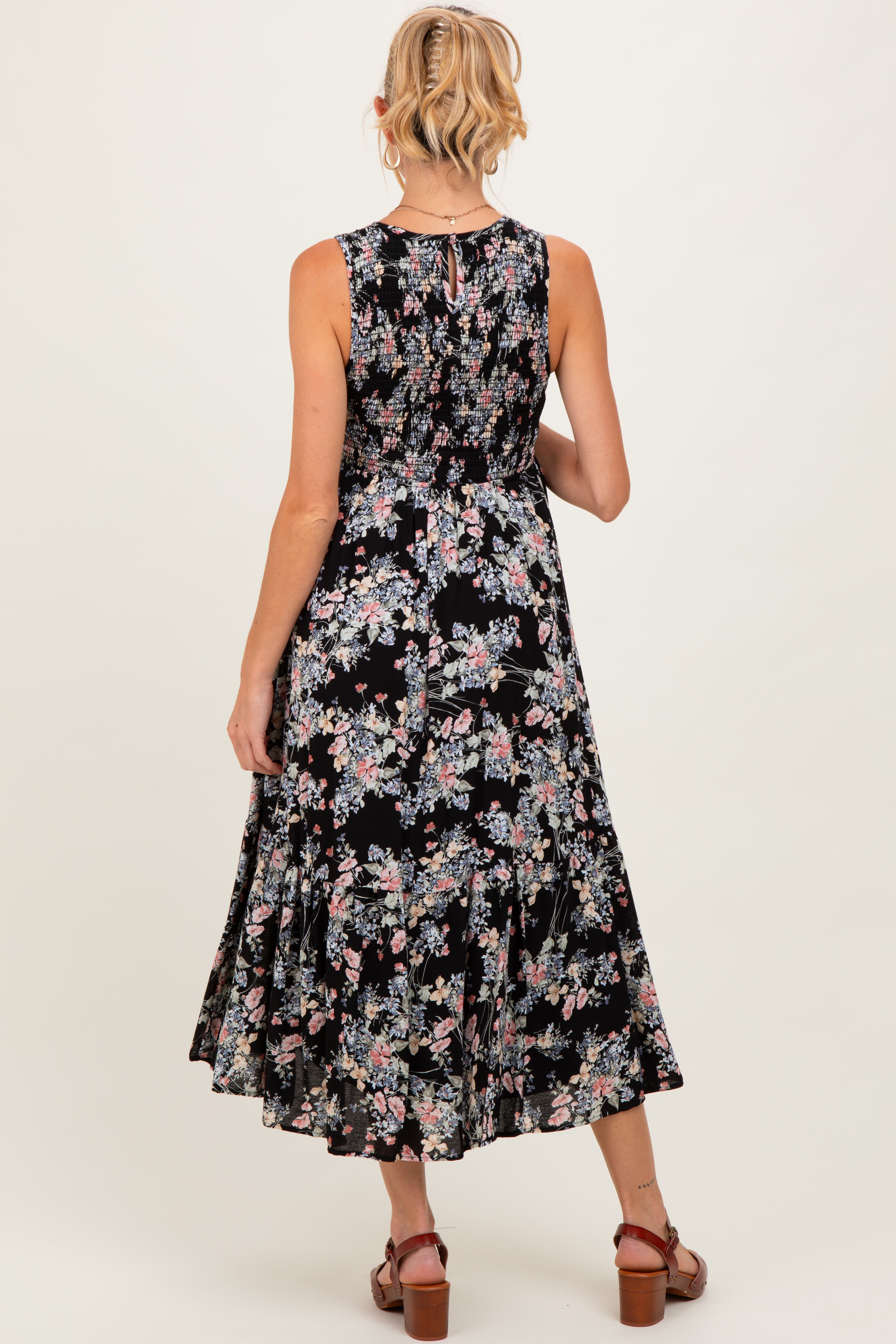 Schwarzes ärmelloses Umstands-Maxikleid mit Blumenmuster, Smok-Oberteil und Stufenrock