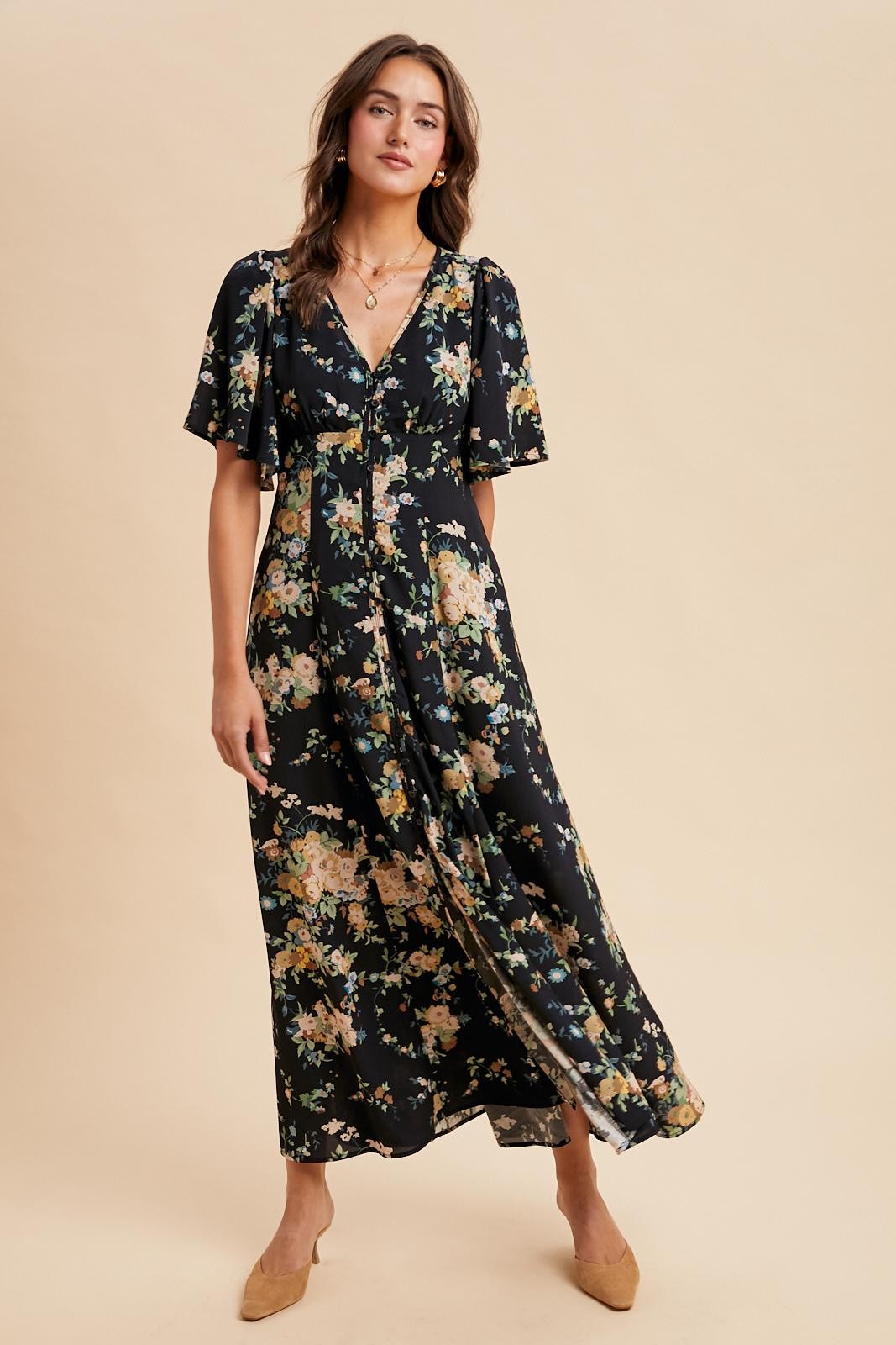 Marineblaues Umstands-Maxikleid mit Blumenmuster, Flügelärmeln und Knopfleiste