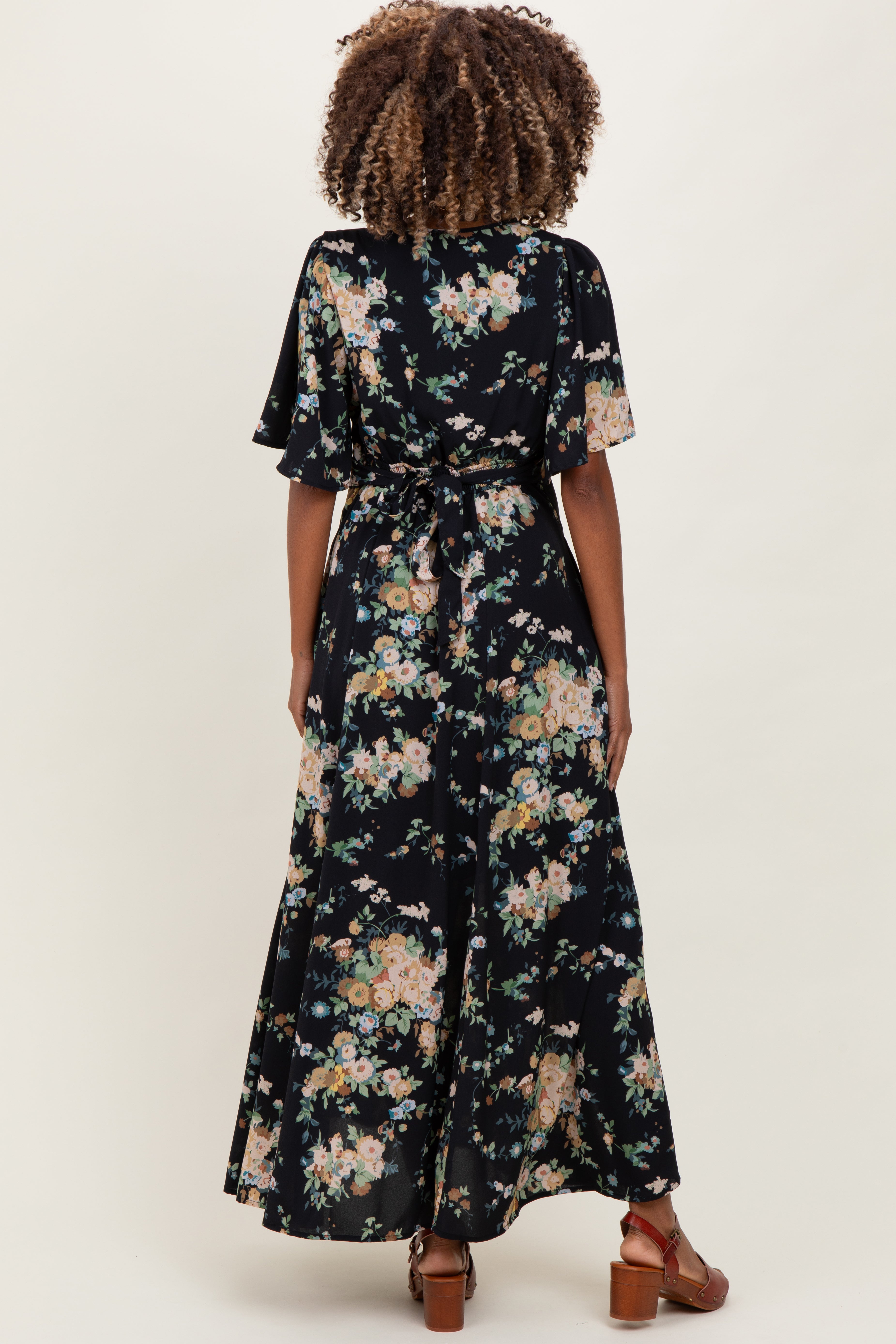 Marineblaues Umstands-Maxikleid mit Blumenmuster, Flügelärmeln und Knopfleiste