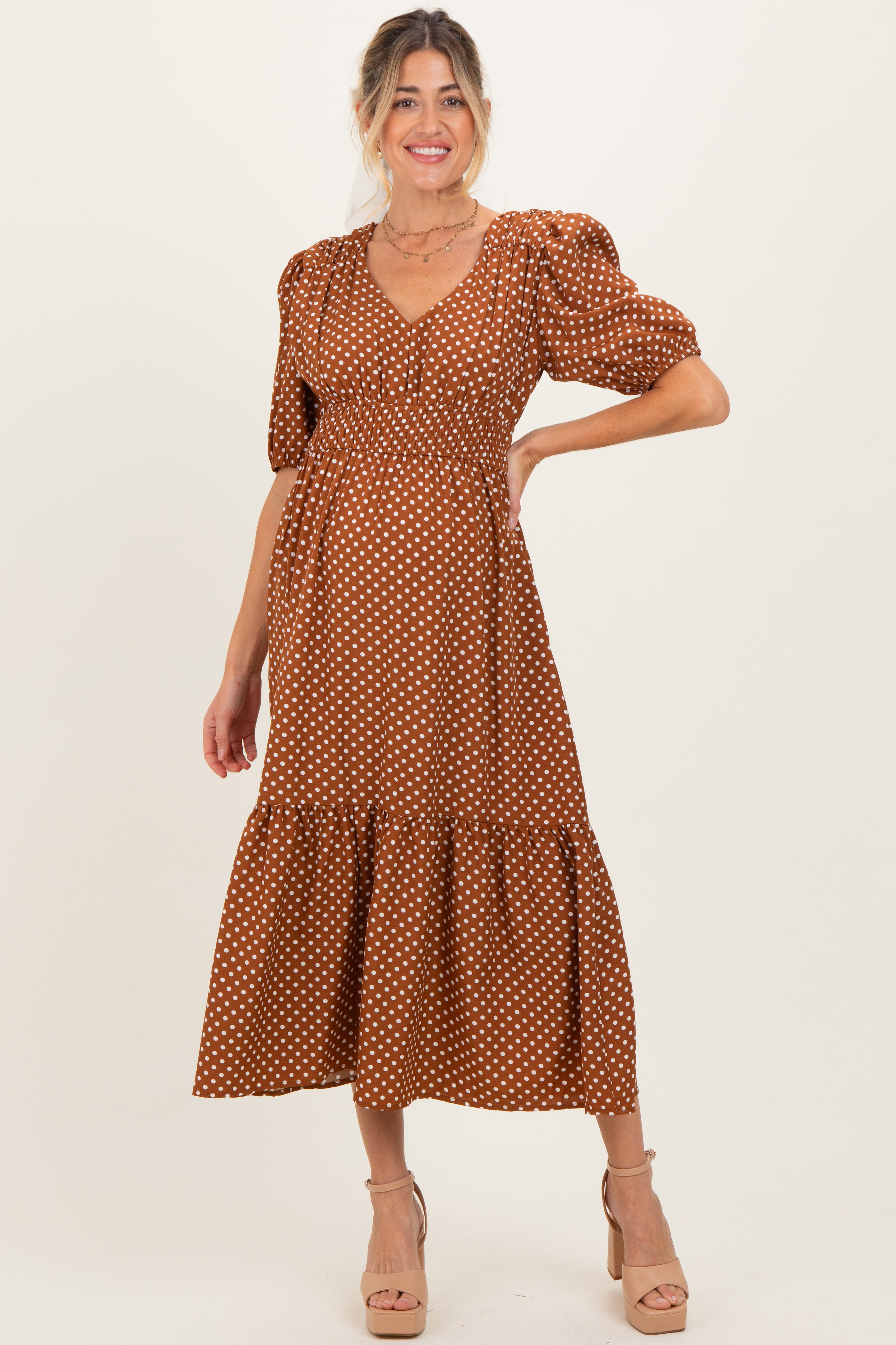 Kaffeebraunes Umstandskleid mit Polka Dots, V-Ausschnitt und fließendem Schnitt