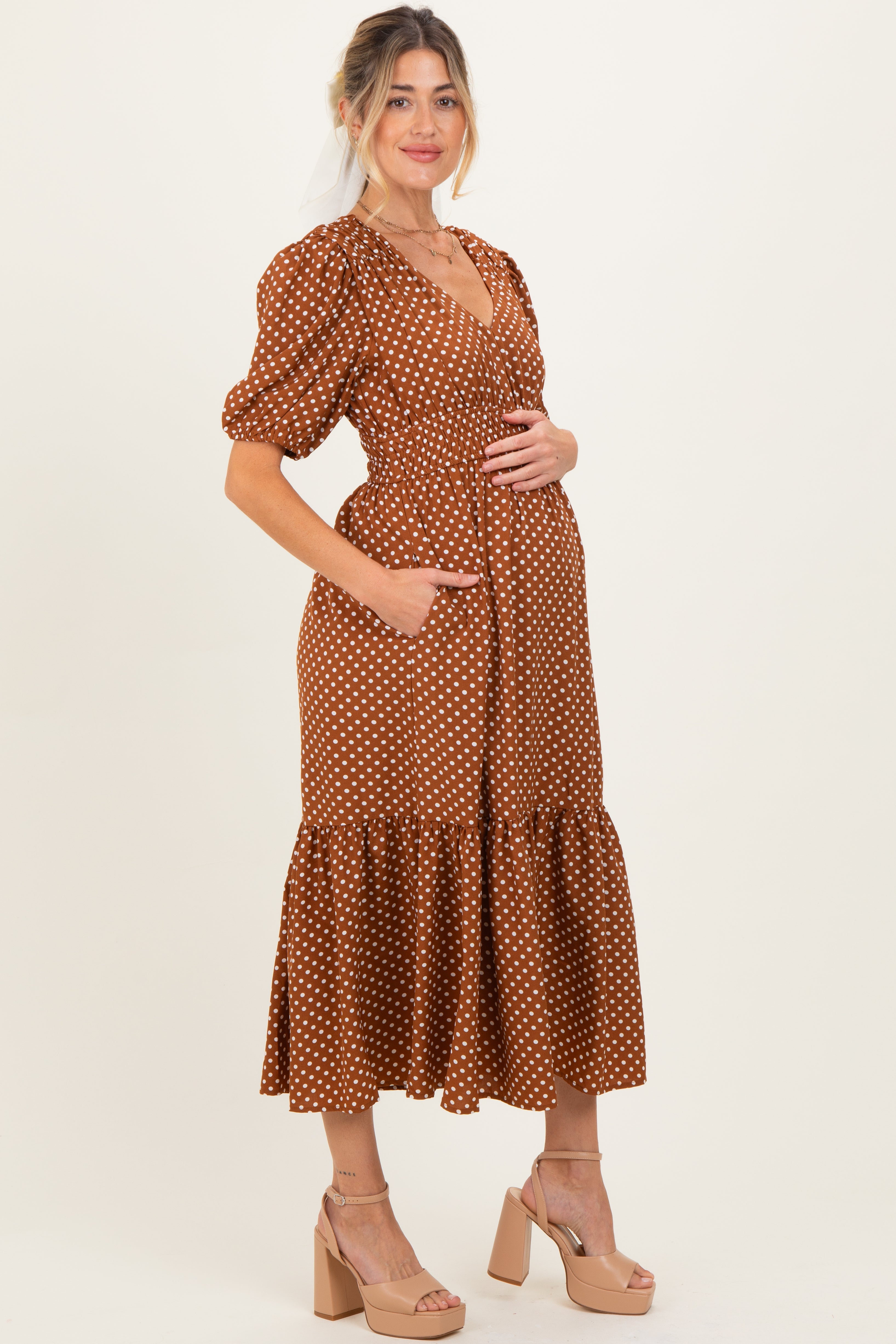 Kaffeebraunes Umstandskleid mit Polka Dots, V-Ausschnitt und fließendem Schnitt