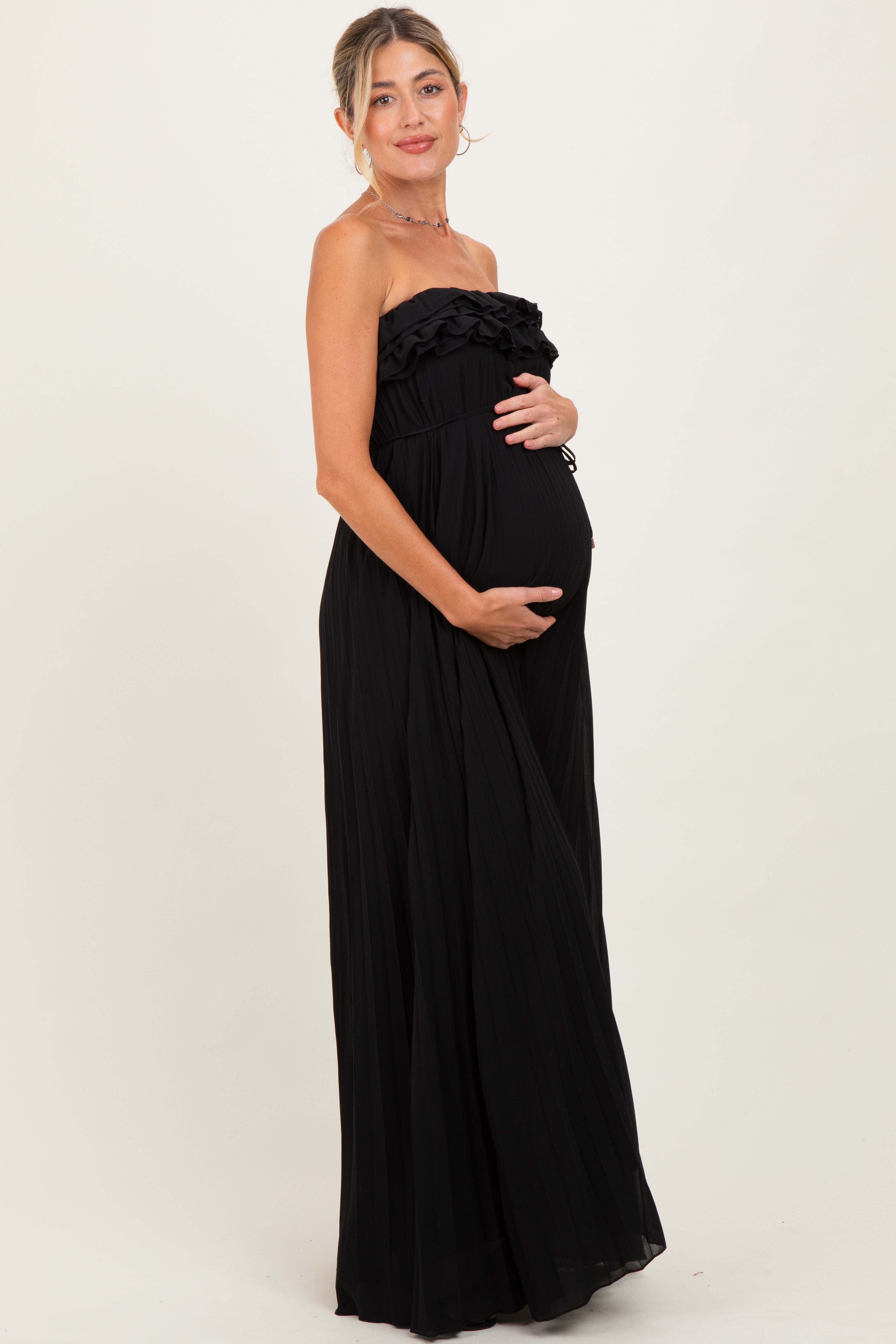 Schwarzes Umstandsmaxikleid mit Rüschen am Dekolleté, Plissee und Bindegürtel