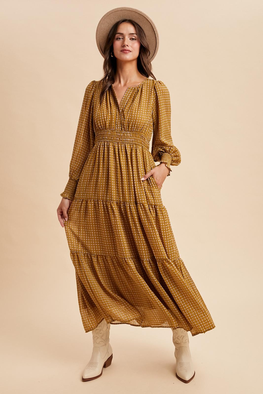 Gelbes Umstands-Maxikleid mit Print, Smok-Taille und Stufenrock