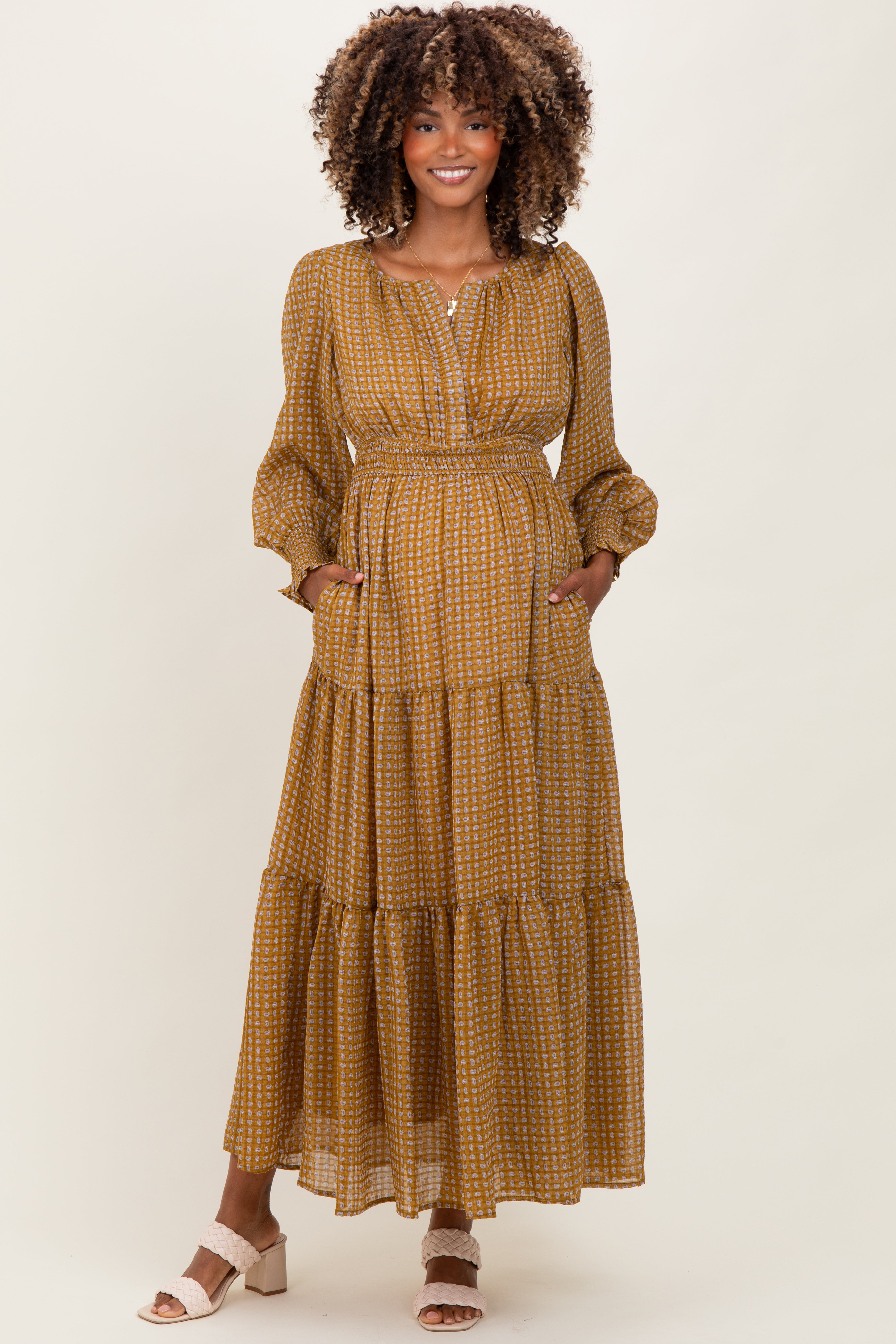 Gelbes Umstands-Maxikleid mit Print, Smok-Taille und Stufenrock
