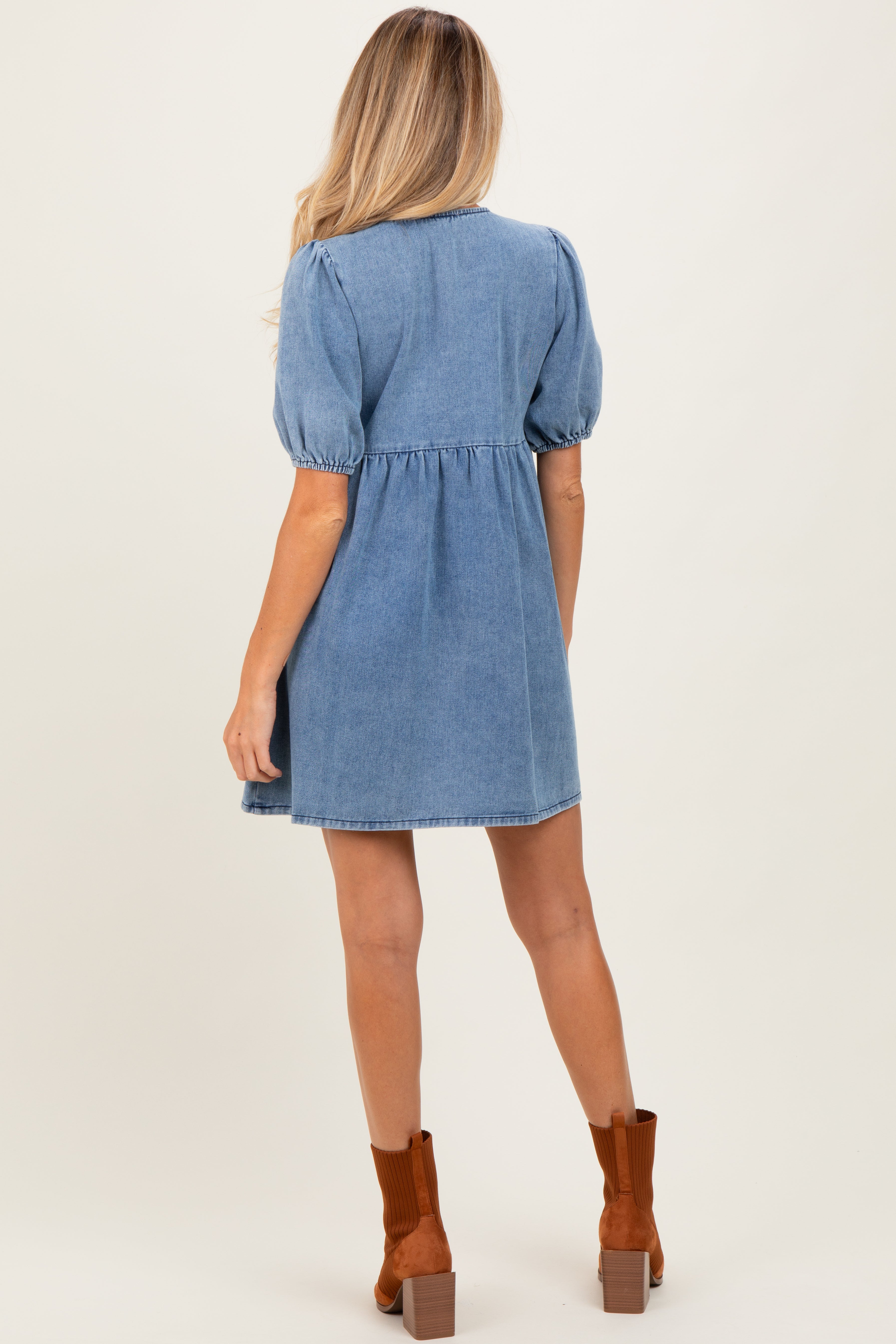 Blaues Umstandskleid aus Chambray mit doppeltem Bindeband vorne
