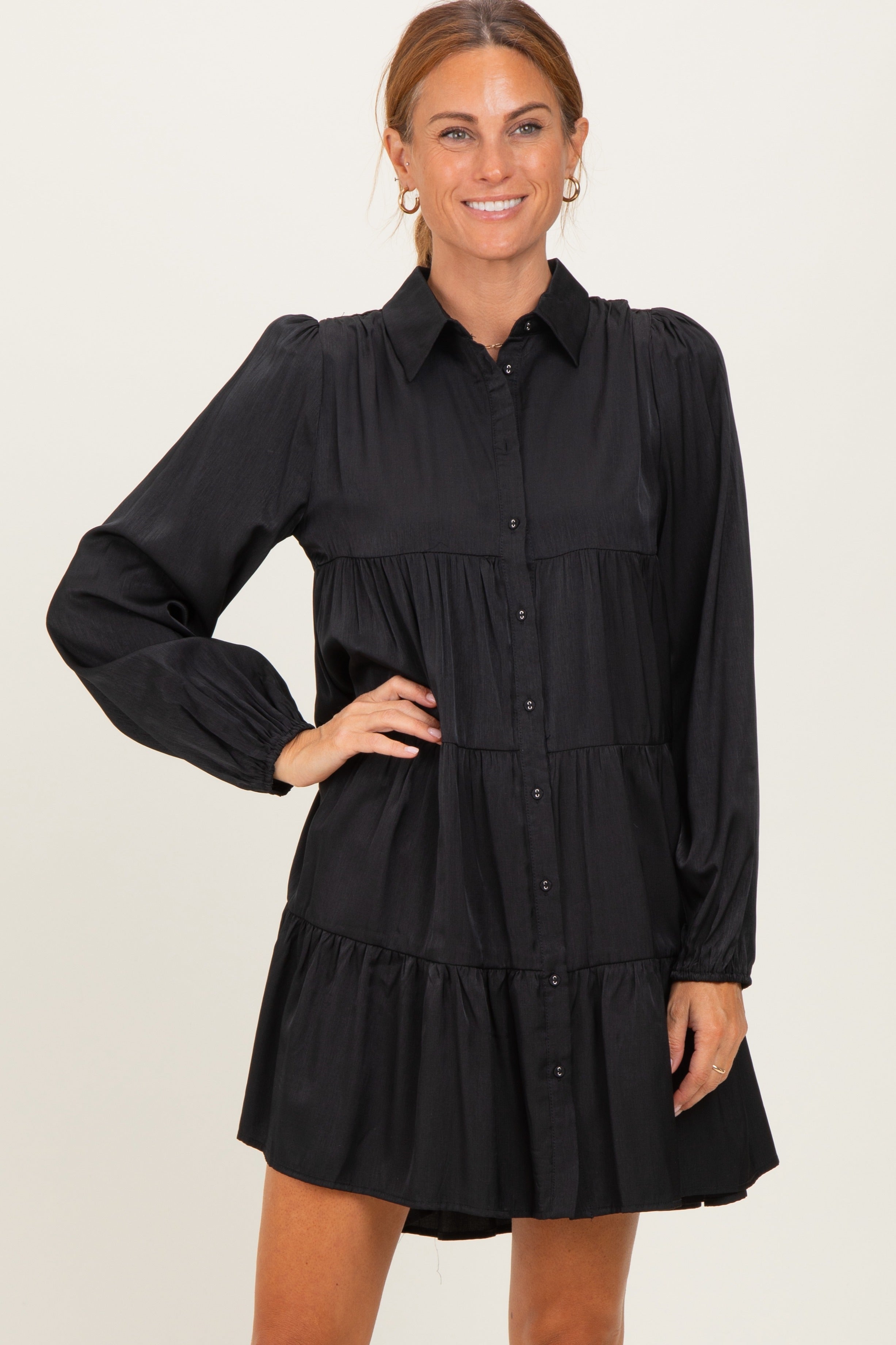 Schwarzes Umstands-Hemdblusenkleid mit Ballonärmeln und Stufenschnitt