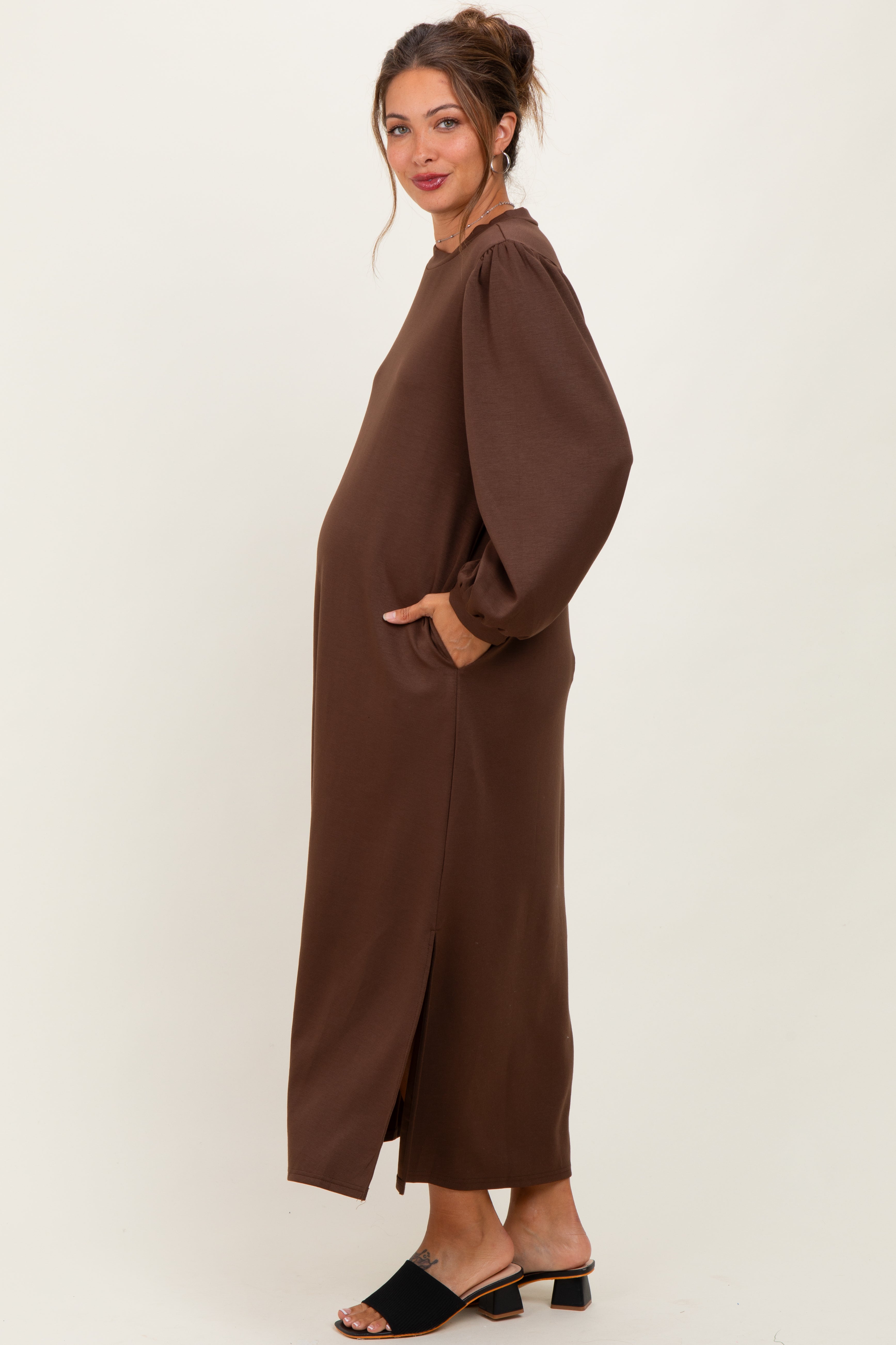 Braunes Umstands-Midikleid mit Seitenschlitz