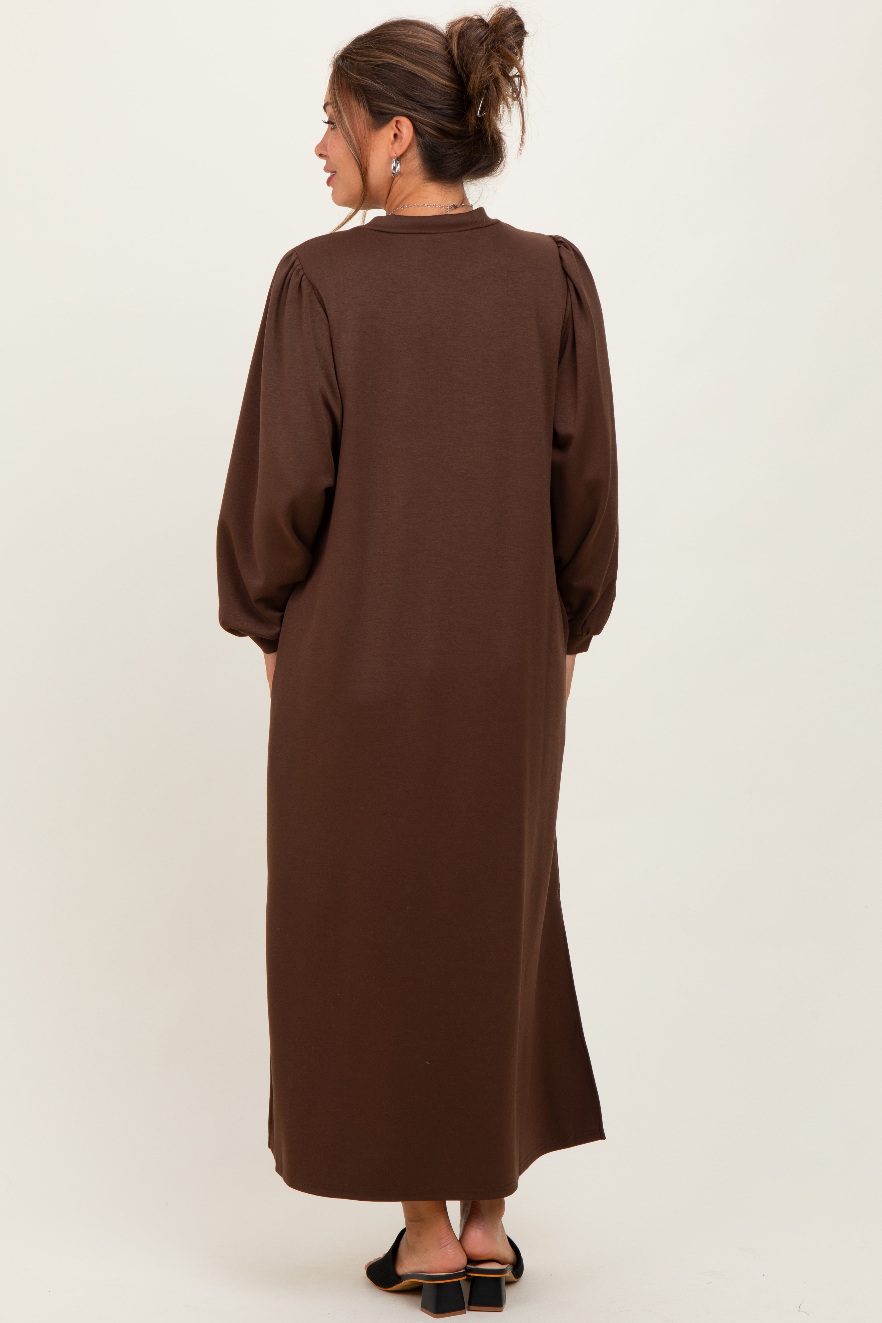 Braunes Umstands-Midikleid mit Seitenschlitz