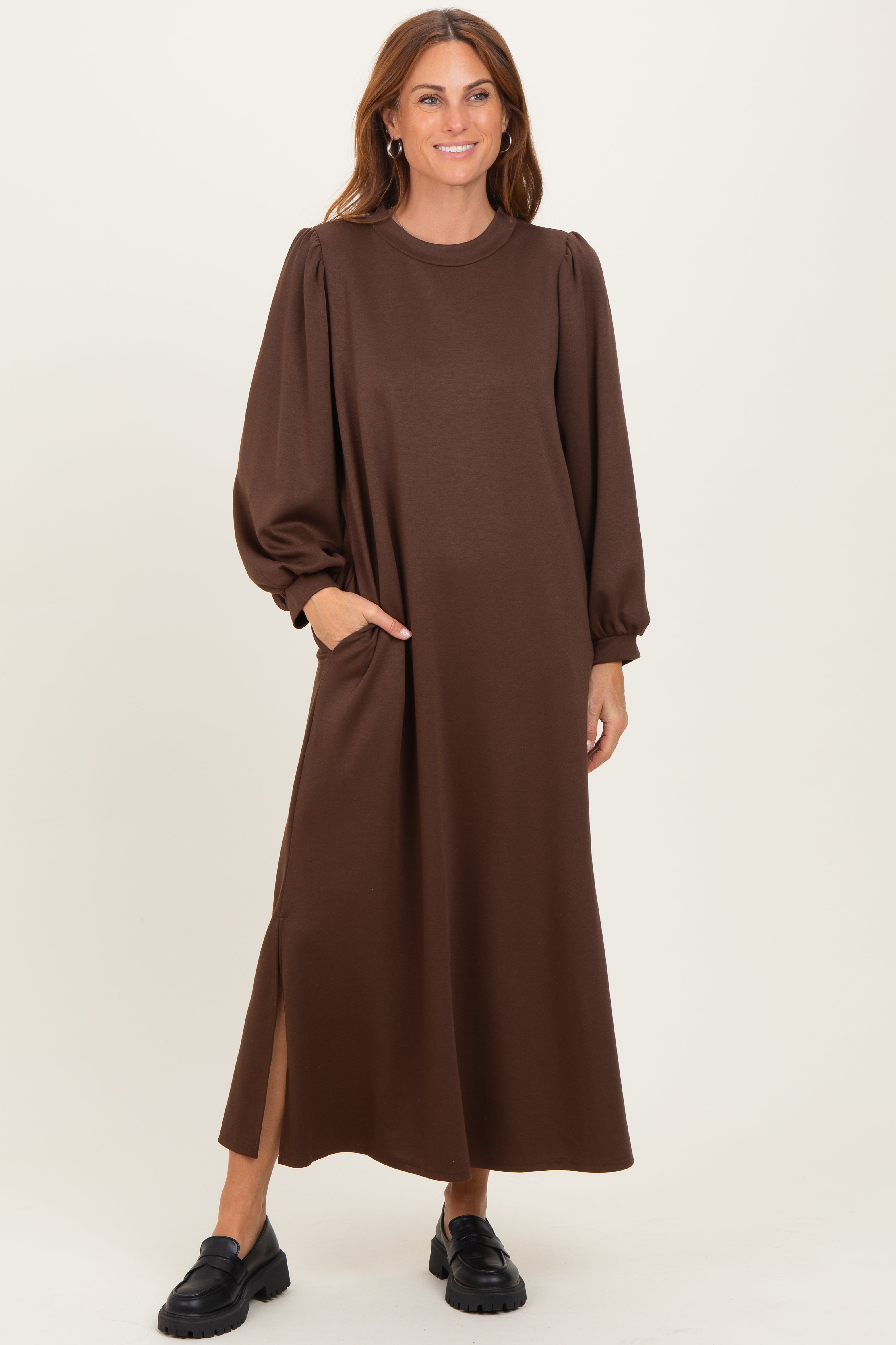 Braunes Umstands-Midikleid mit Seitenschlitz