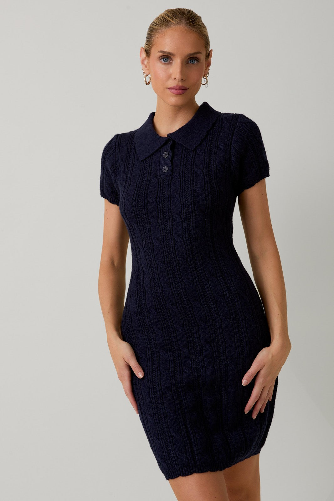 Marineblaues Umstands-Pulloverkleid mit Zopfstrick und Polokragen