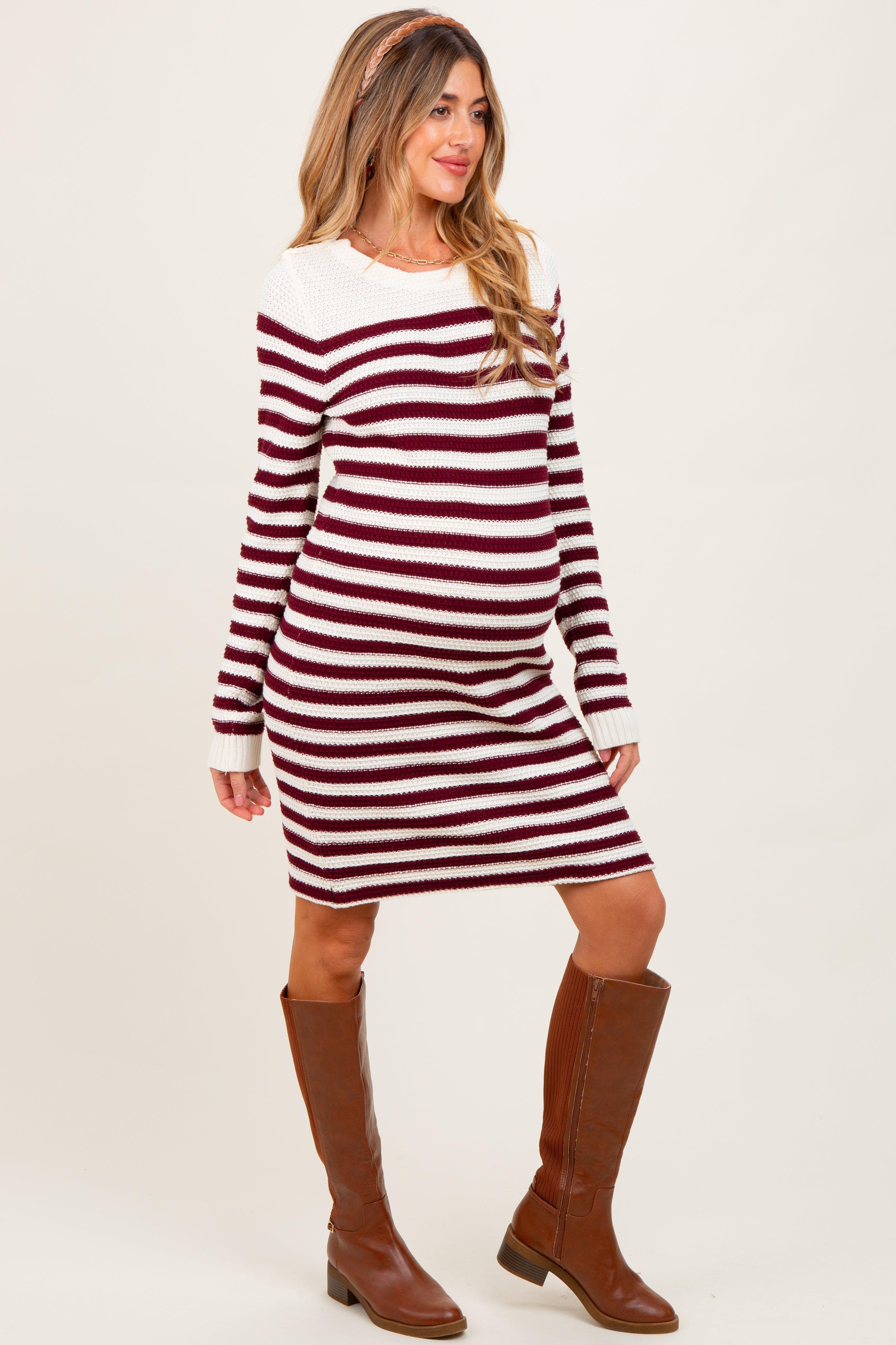 Gestreiftes Umstands-Mini-Strickkleid mit Knopfdetail