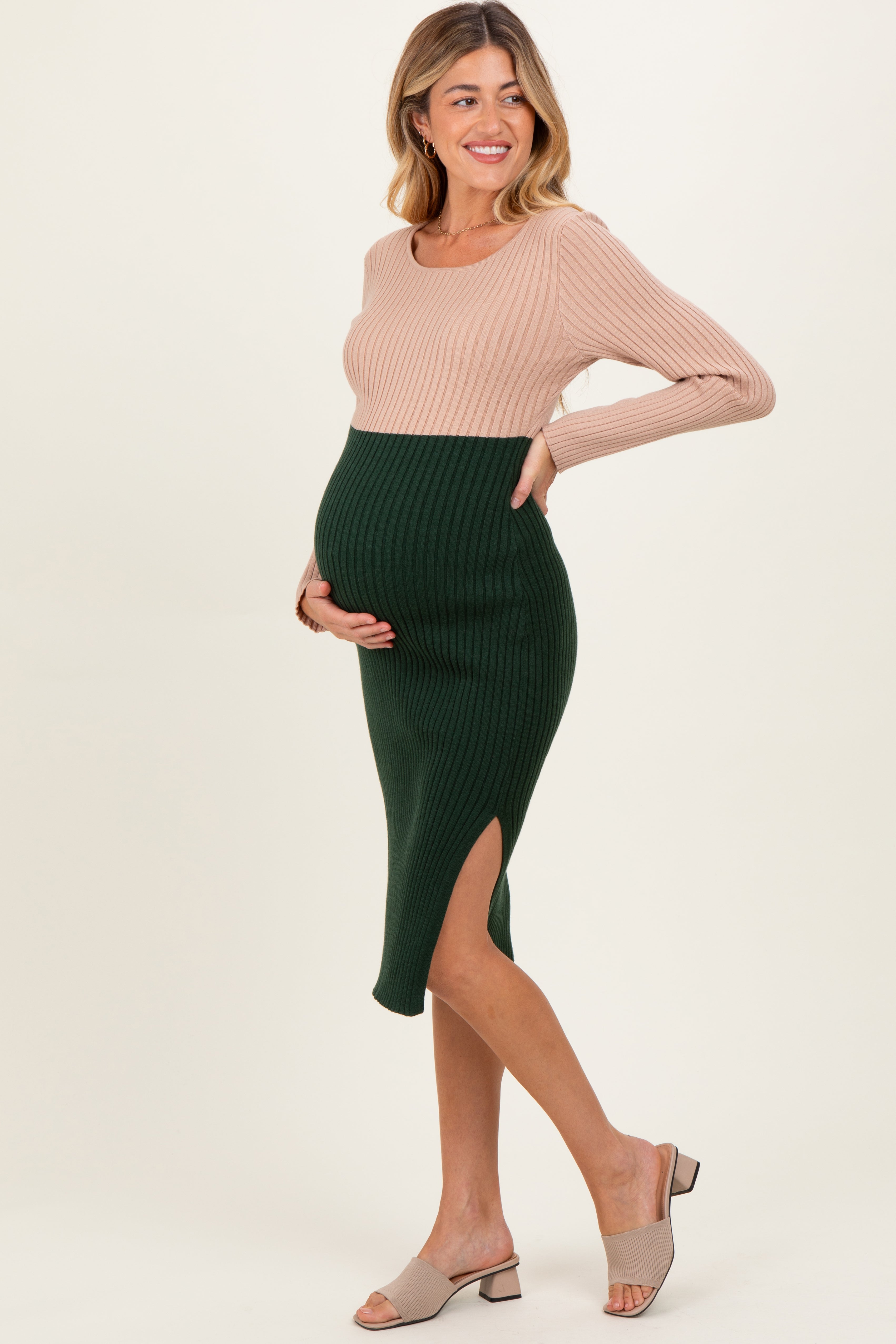 Beigefarbenes Umstands-Midikleid aus Strick im Colourblock-Design mit langen Ärmeln