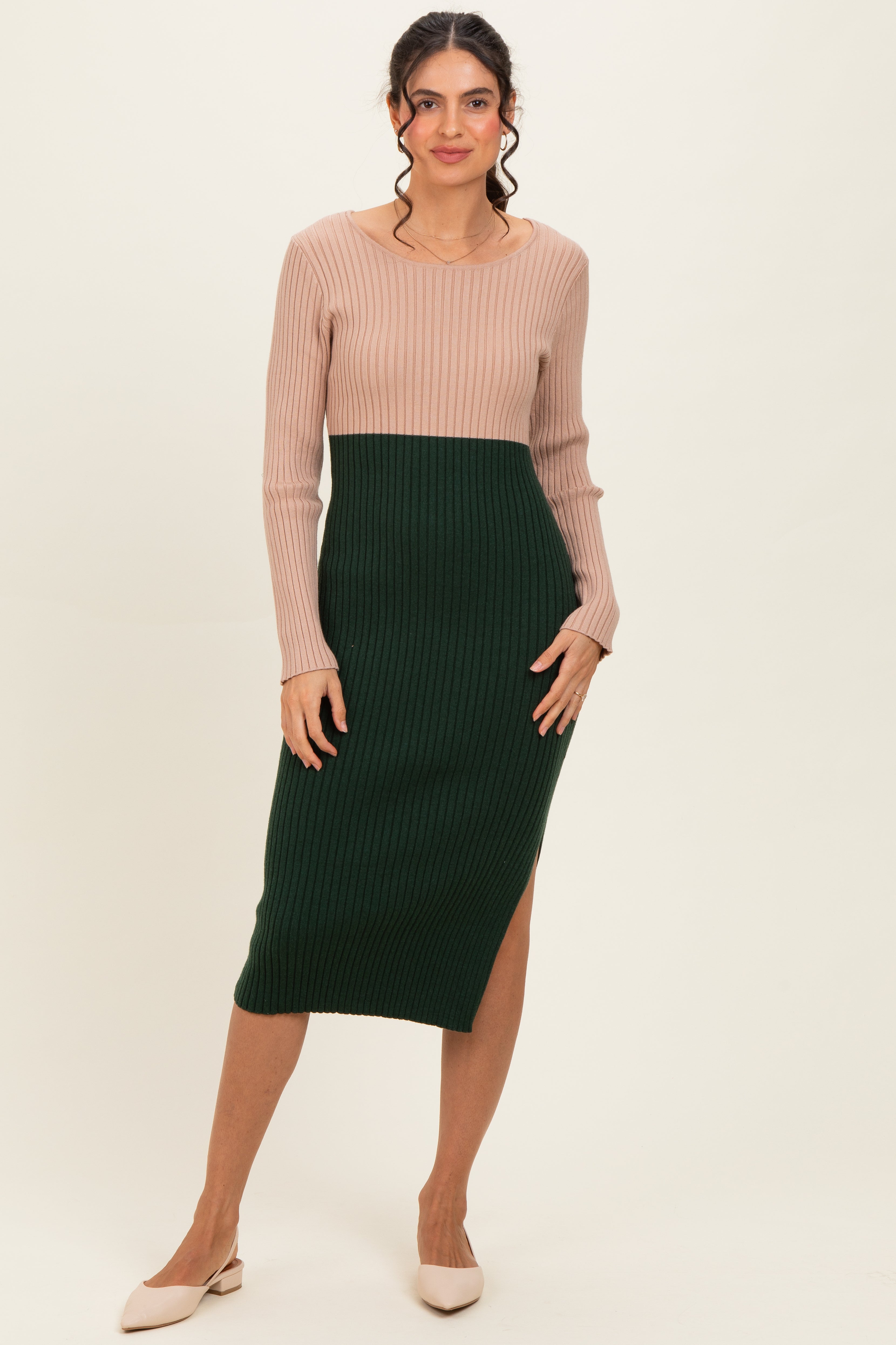 Beigefarbenes Umstands-Midikleid aus Strick im Colourblock-Design mit langen Ärmeln