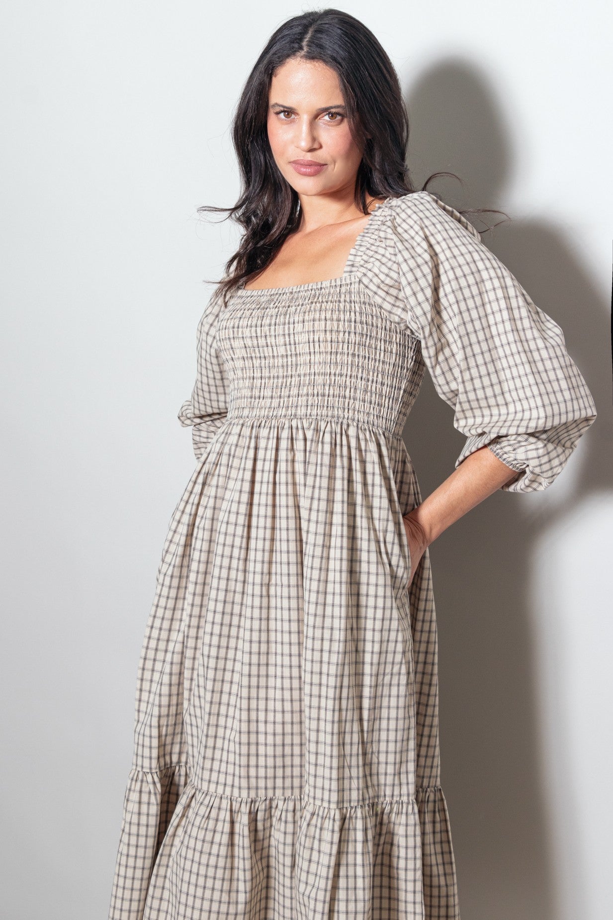 Beigefarbenes kariertes Umstands-Midikleid mit Smok-Oberteil und Puffärmeln