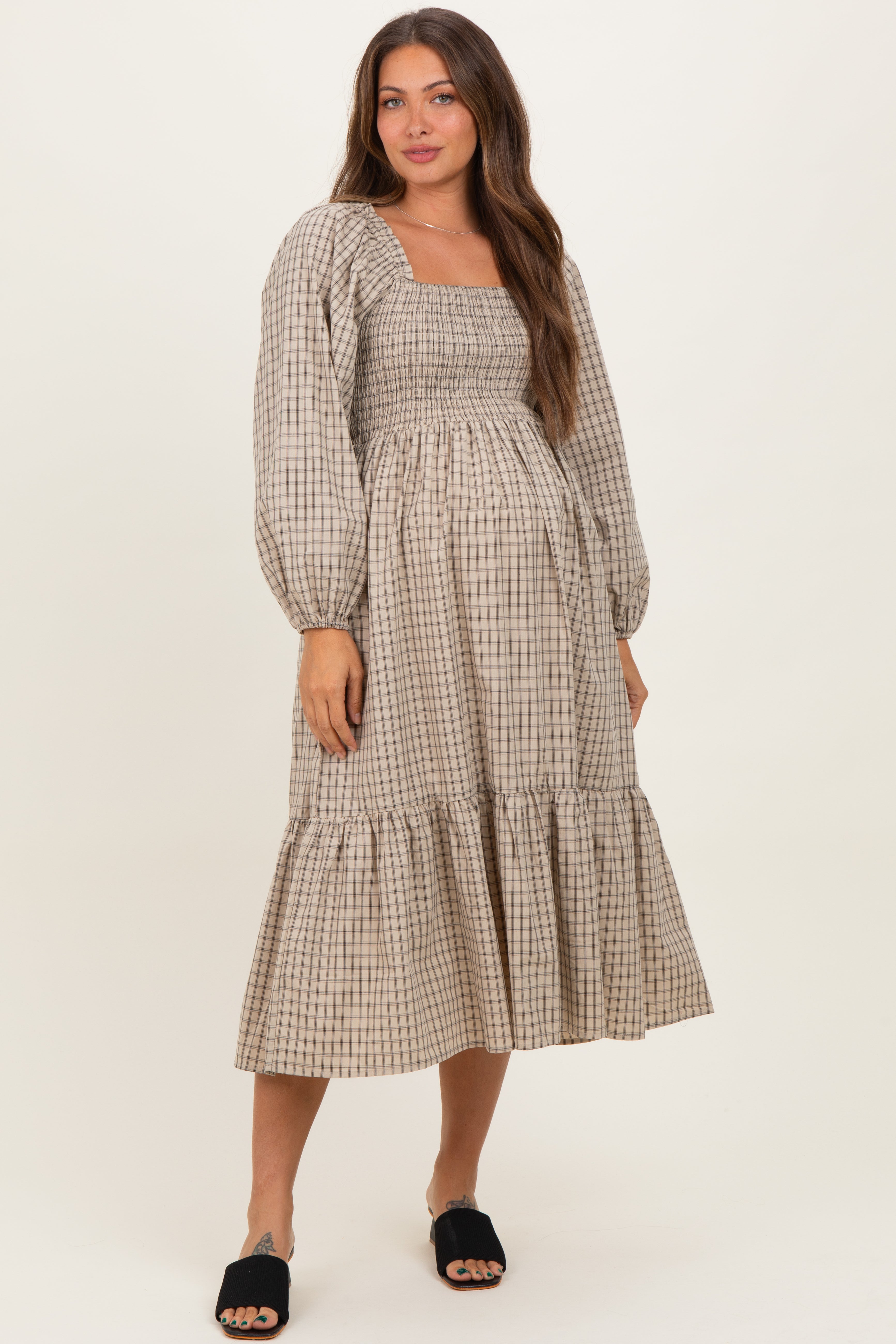 Beigefarbenes kariertes Umstands-Midikleid mit Smok-Oberteil und Puffärmeln