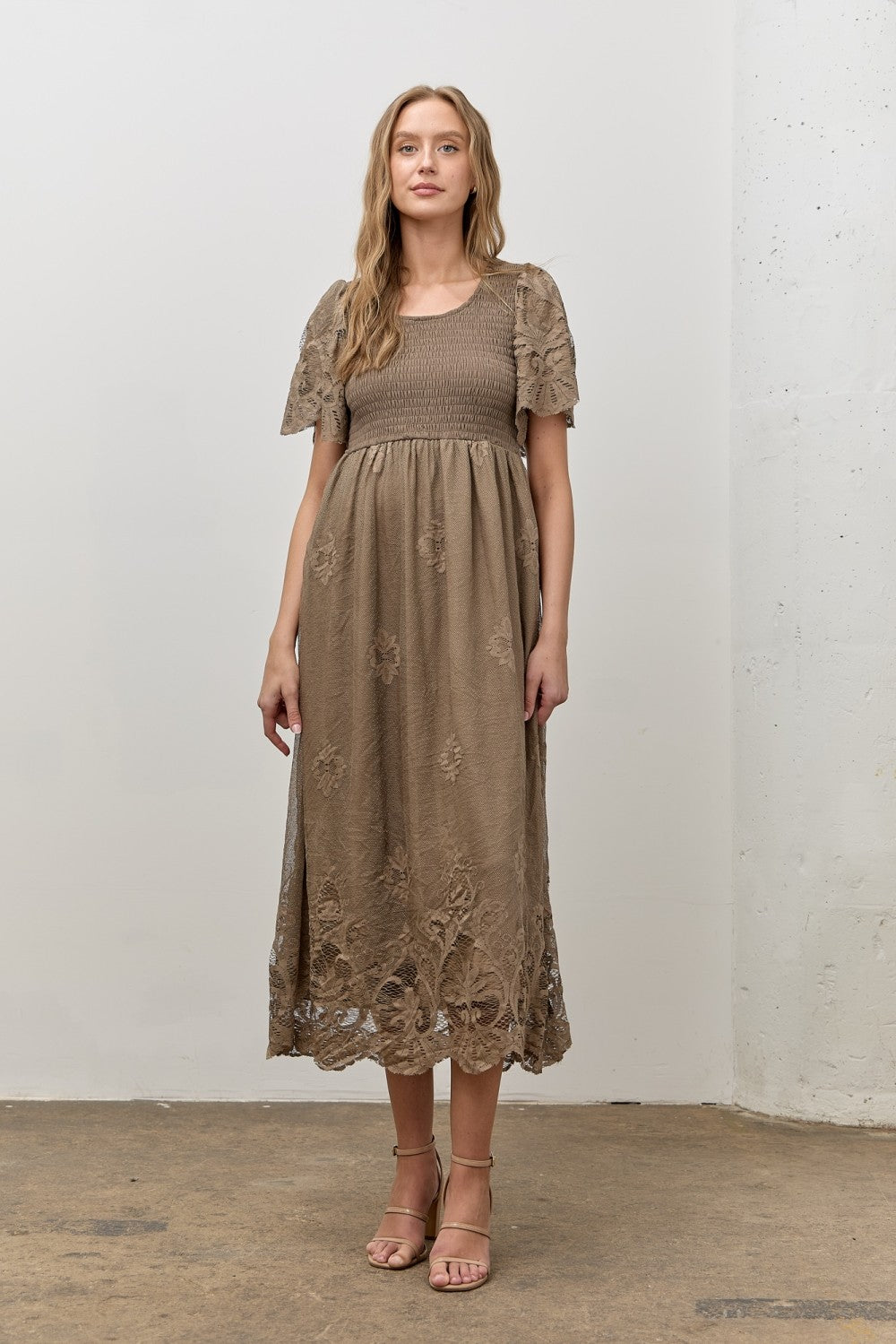 Oliv-Umstands-Midikleid mit Smok-Bund und Spitzendetails