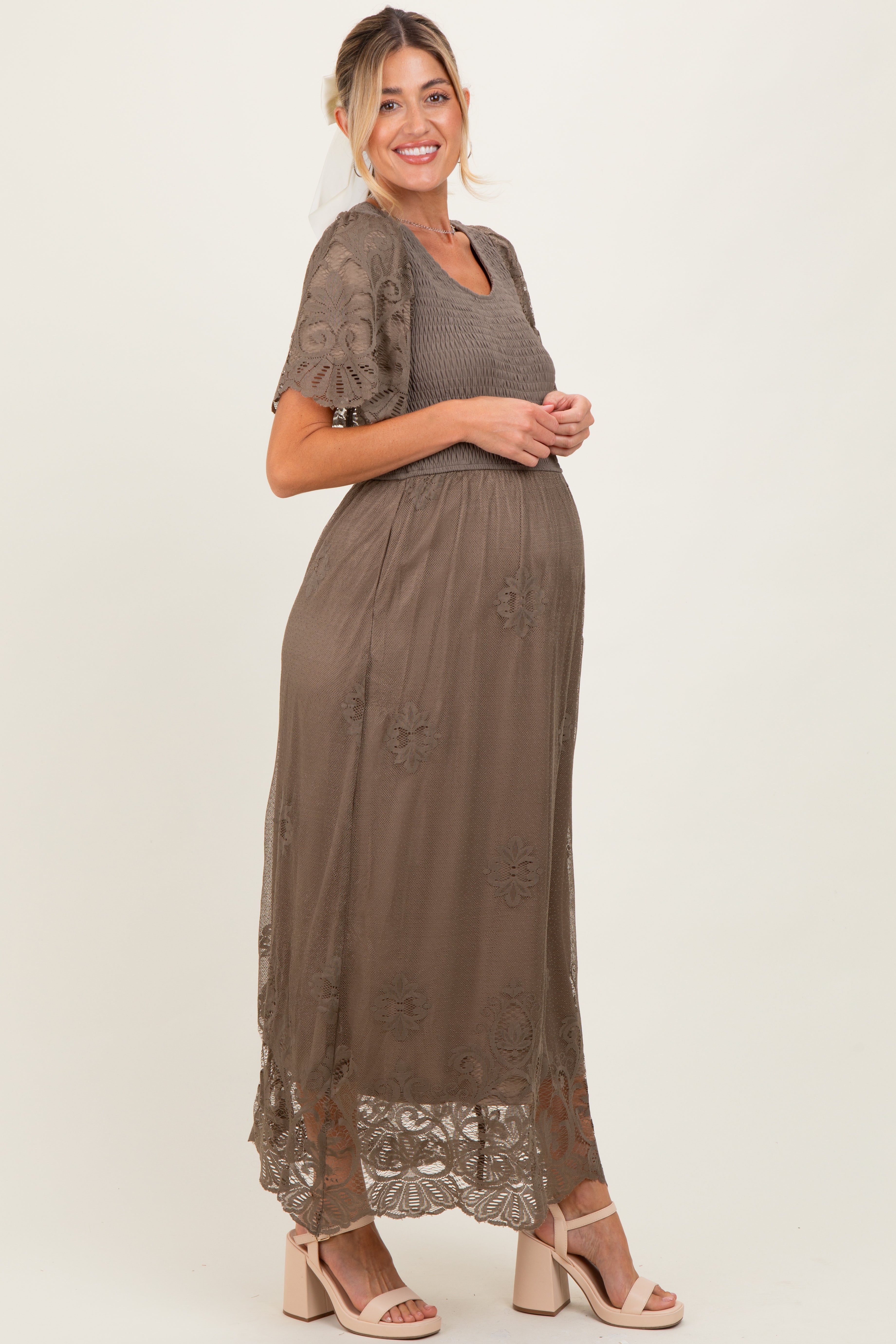Oliv-Umstands-Midikleid mit Smok-Bund und Spitzendetails