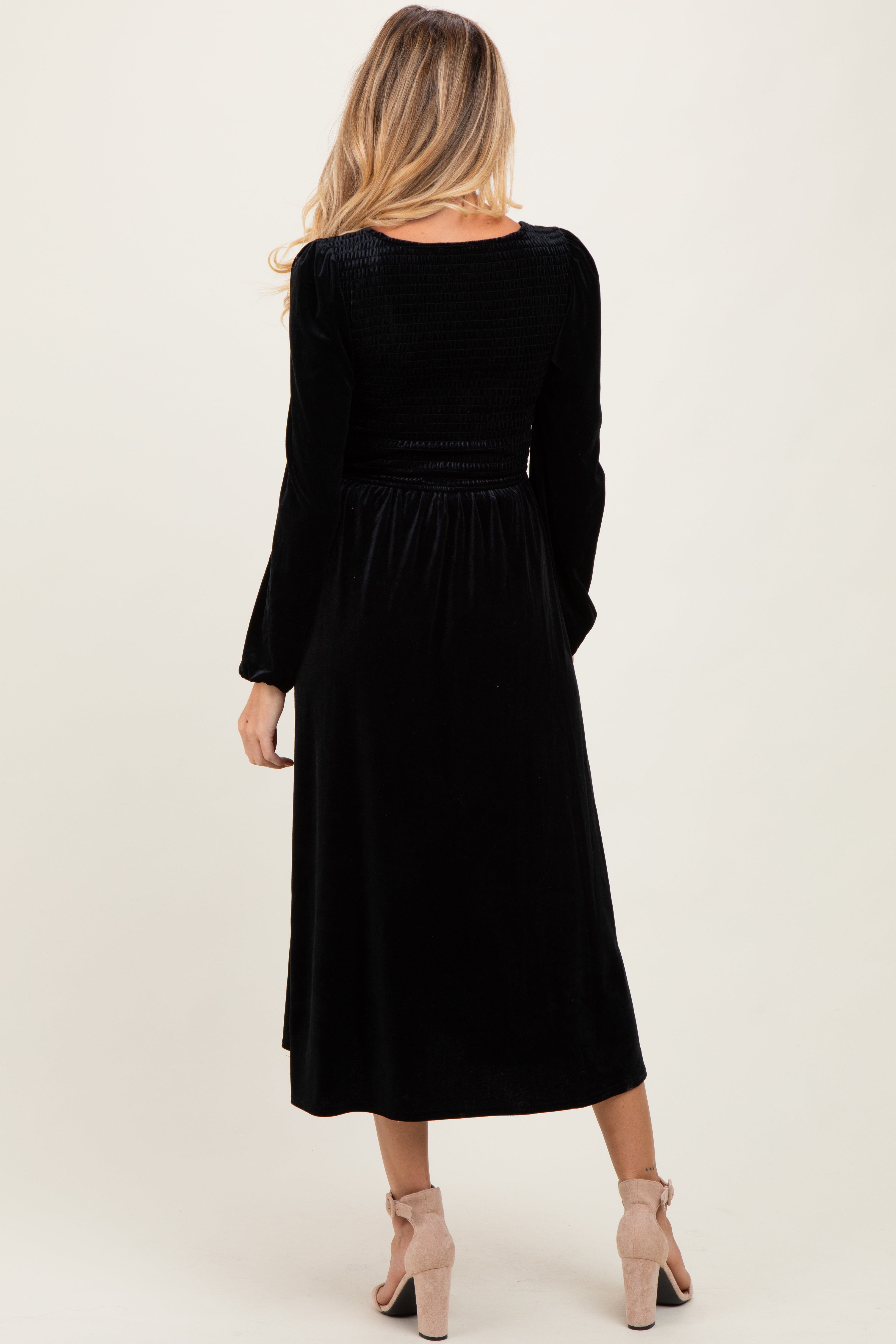 Schwarzes Umstands-Midikleid aus Samt mit Smok-Detail und langen Ärmeln