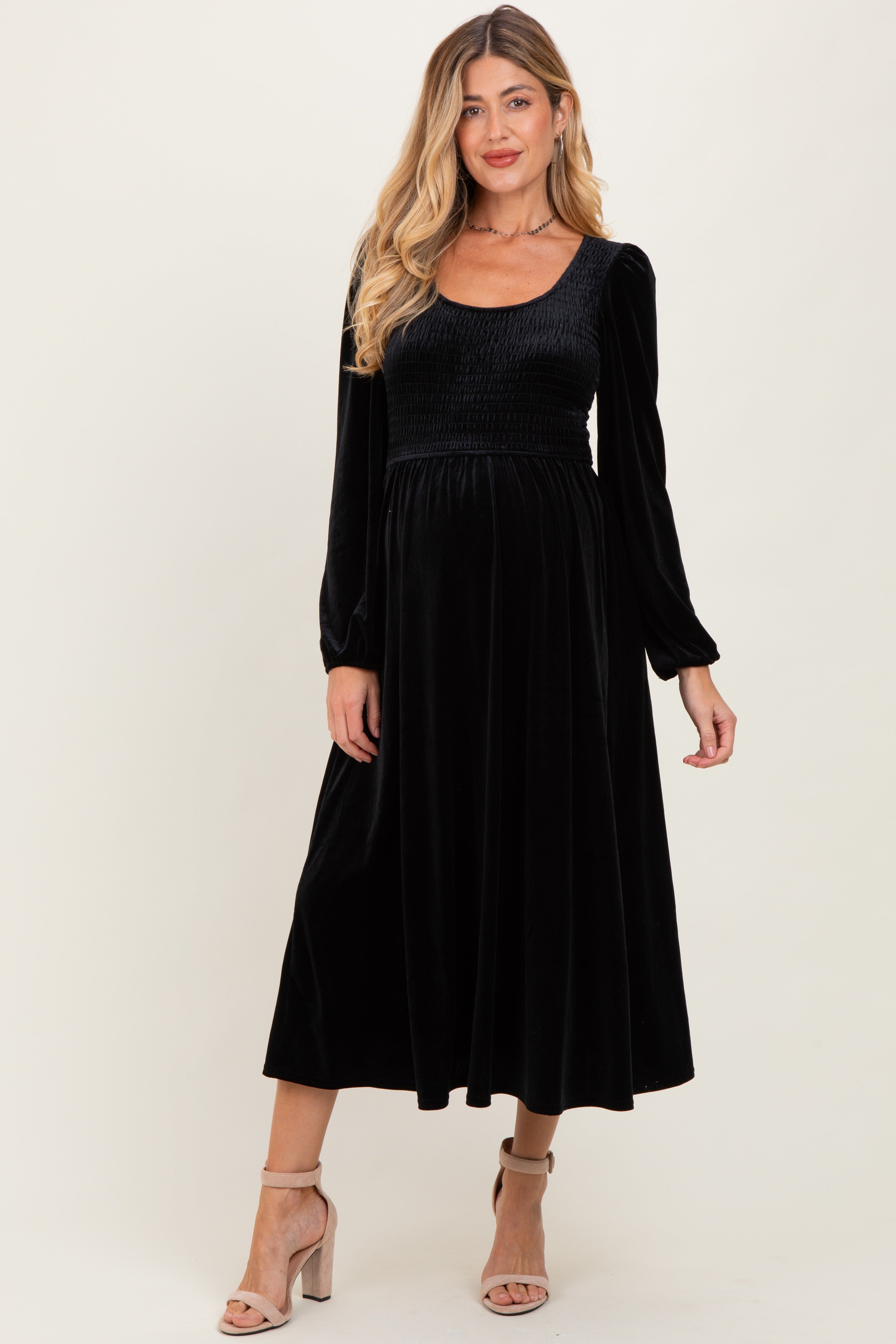 Schwarzes Umstands-Midikleid aus Samt mit Smok-Detail und langen Ärmeln