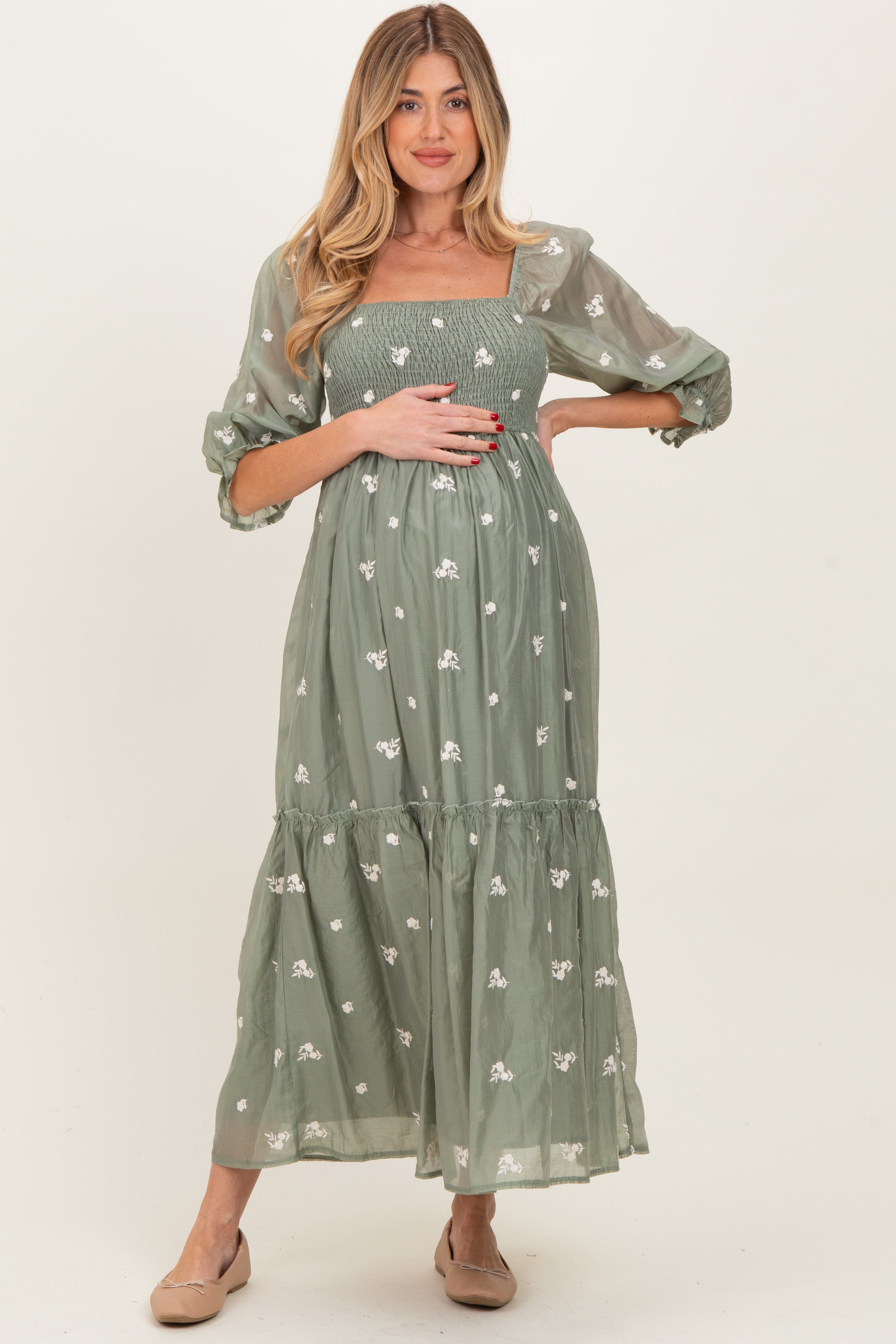 Hellolivfarbenes besticktes Umstands-Midikleid mit Smok-Oberteil und 3/4-Ärmeln