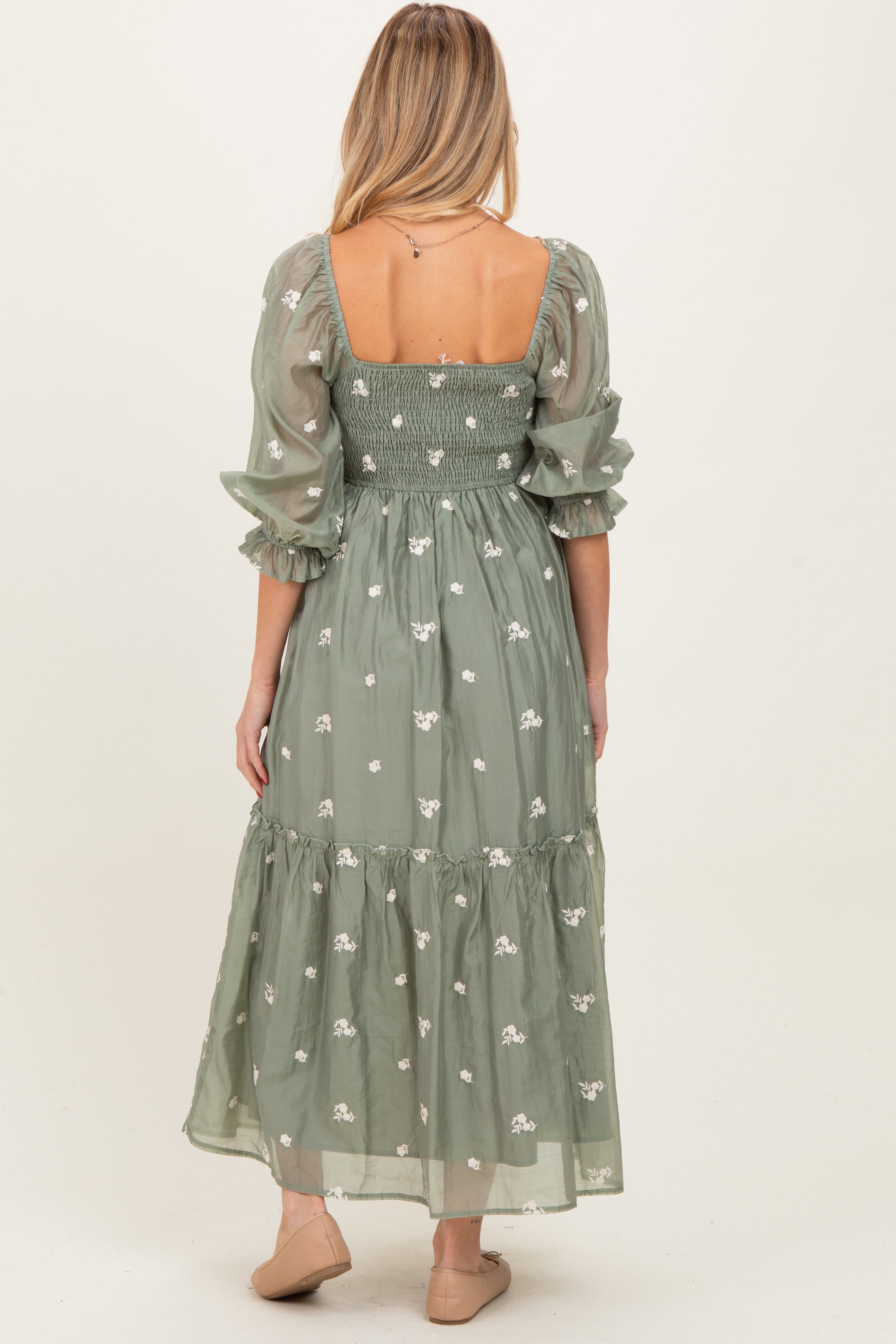 Hellolivfarbenes besticktes Umstands-Midikleid mit Smok-Oberteil und 3/4-Ärmeln