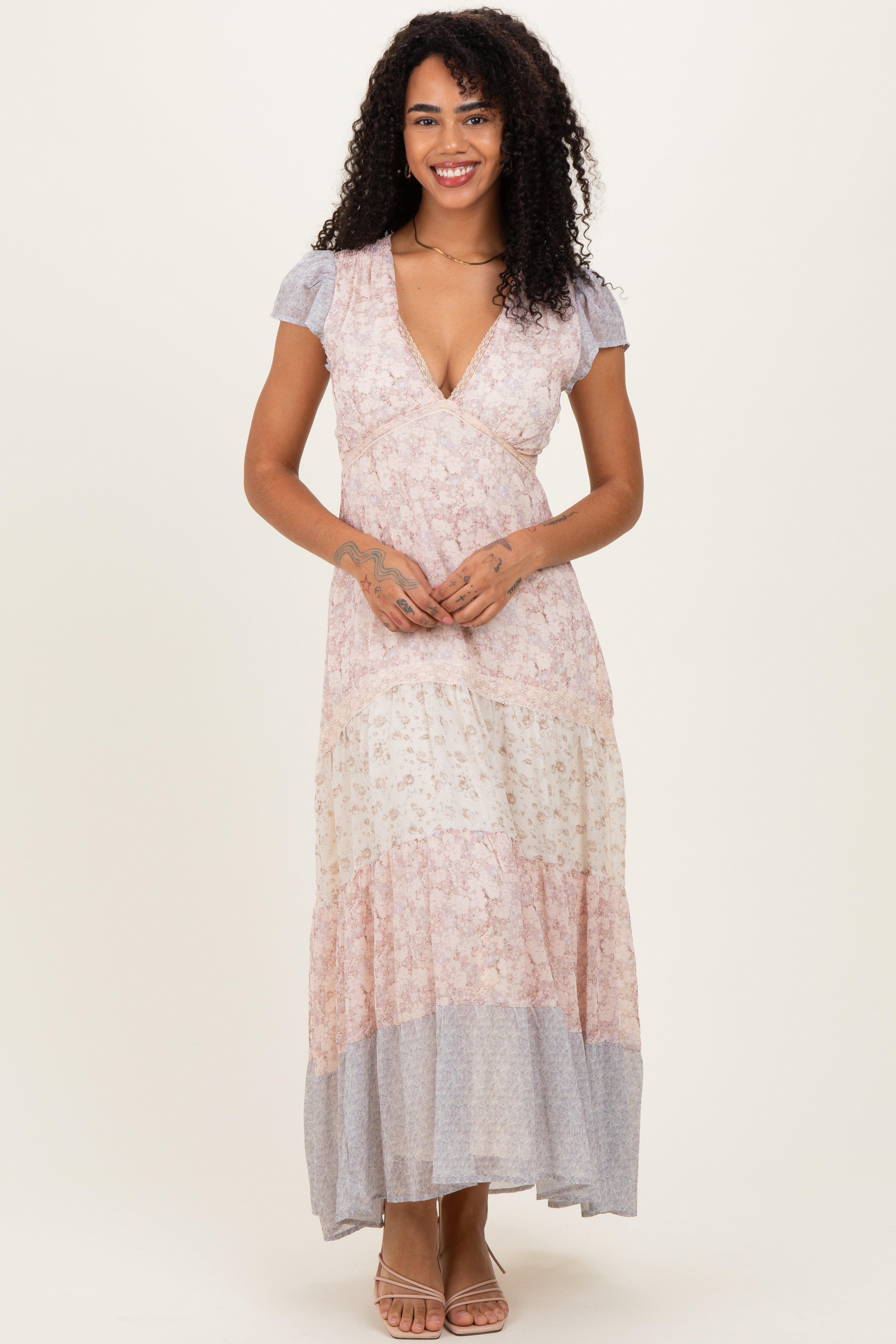 Mehrfarbiges Umstands-Maxikleid mit Blumenmuster und Stufenrock