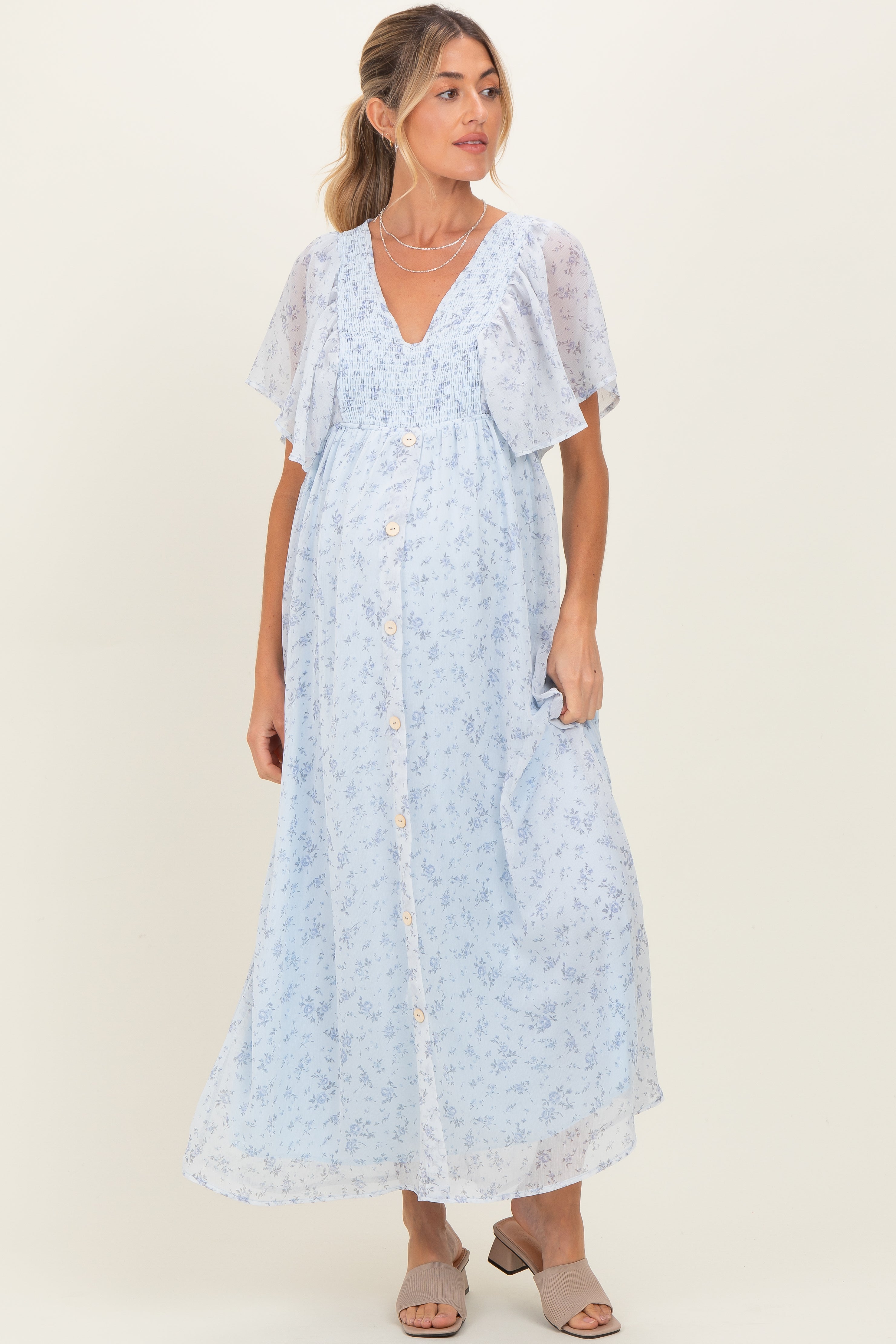 Blaues florales Umstands-Maxikleid aus Chiffon mit V-Ausschnitt, Smok-Oberteil und kurzen Ärmeln