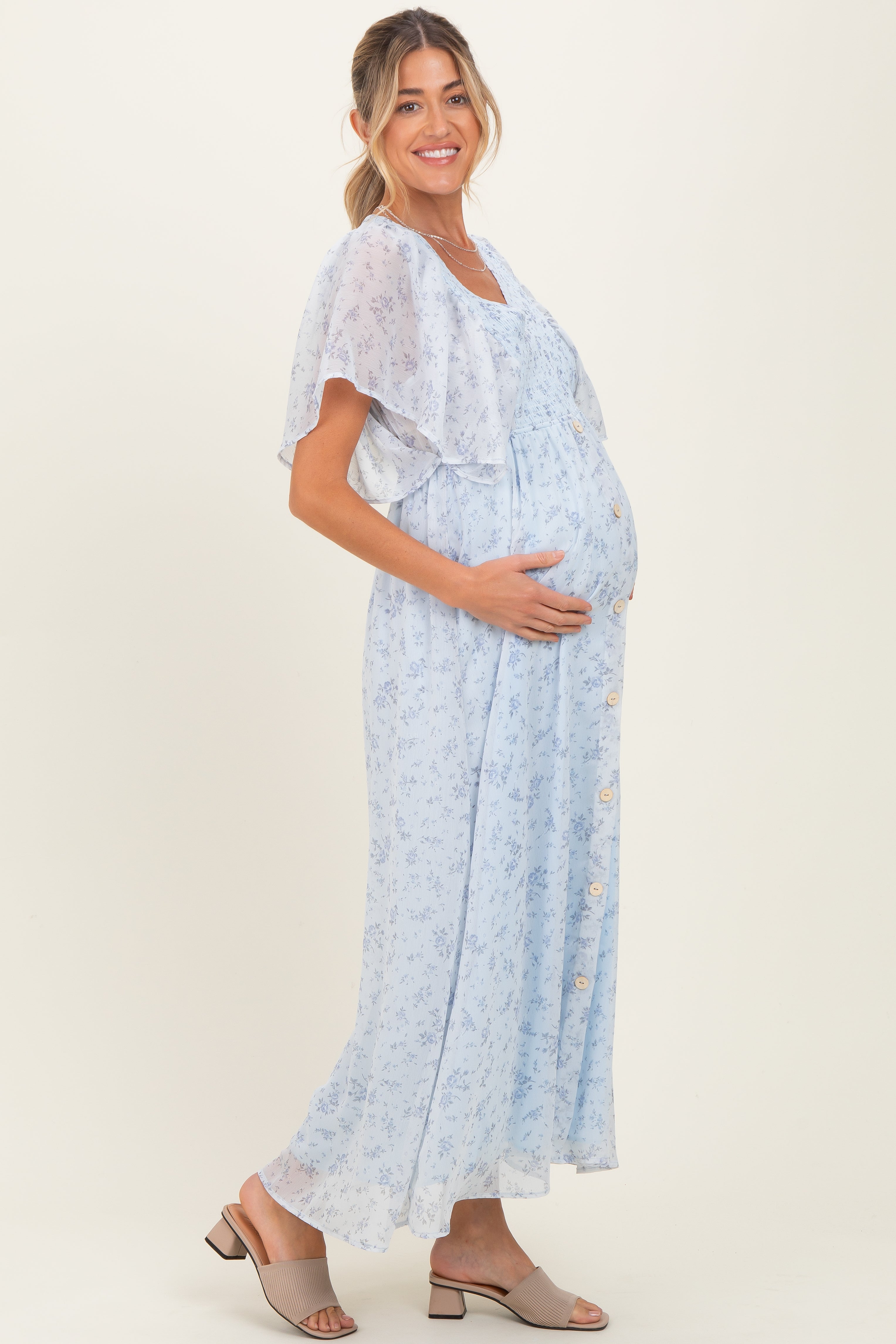 Blaues florales Umstands-Maxikleid aus Chiffon mit V-Ausschnitt, Smok-Oberteil und kurzen Ärmeln