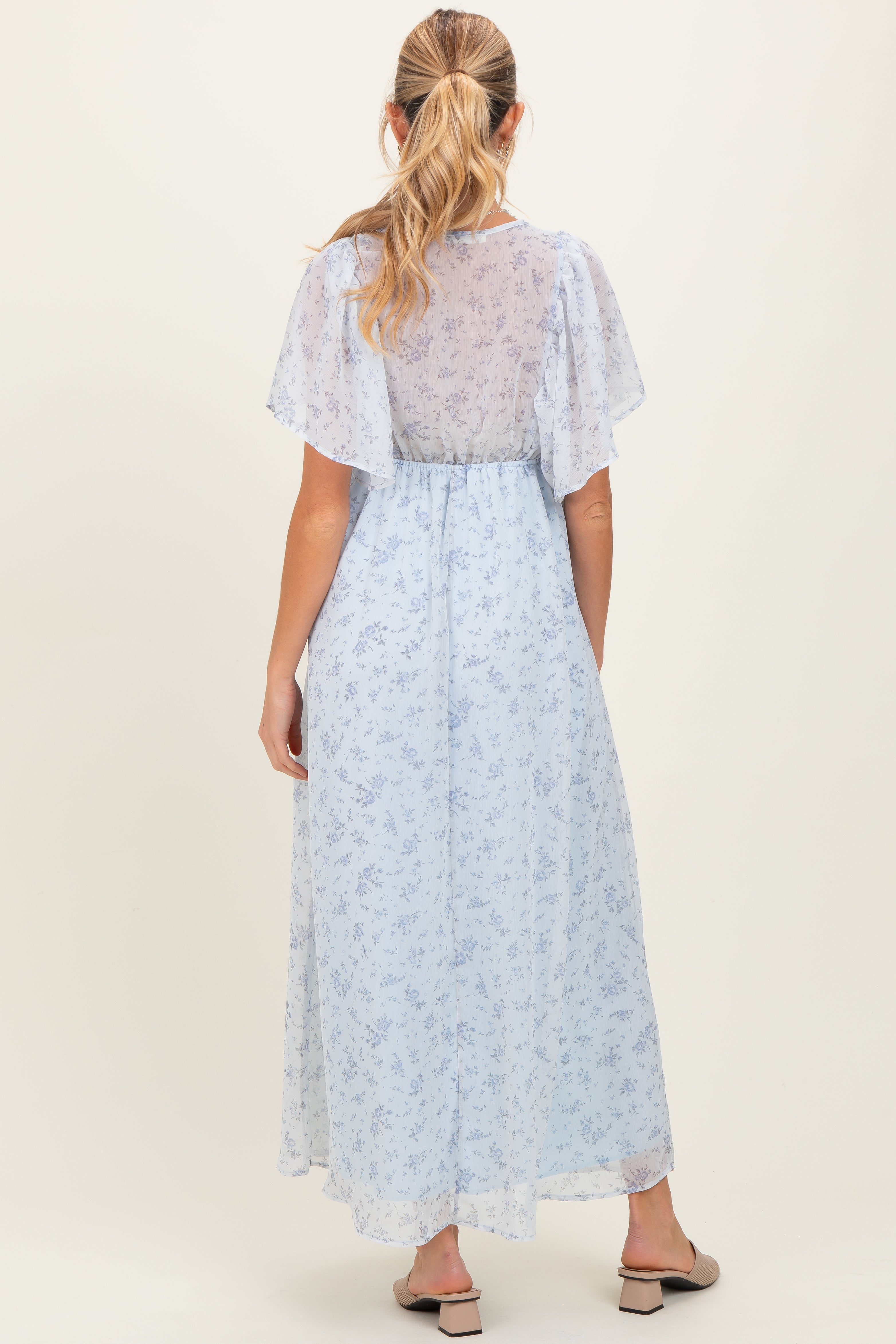 Blaues florales Umstands-Maxikleid aus Chiffon mit V-Ausschnitt, Smok-Oberteil und kurzen Ärmeln