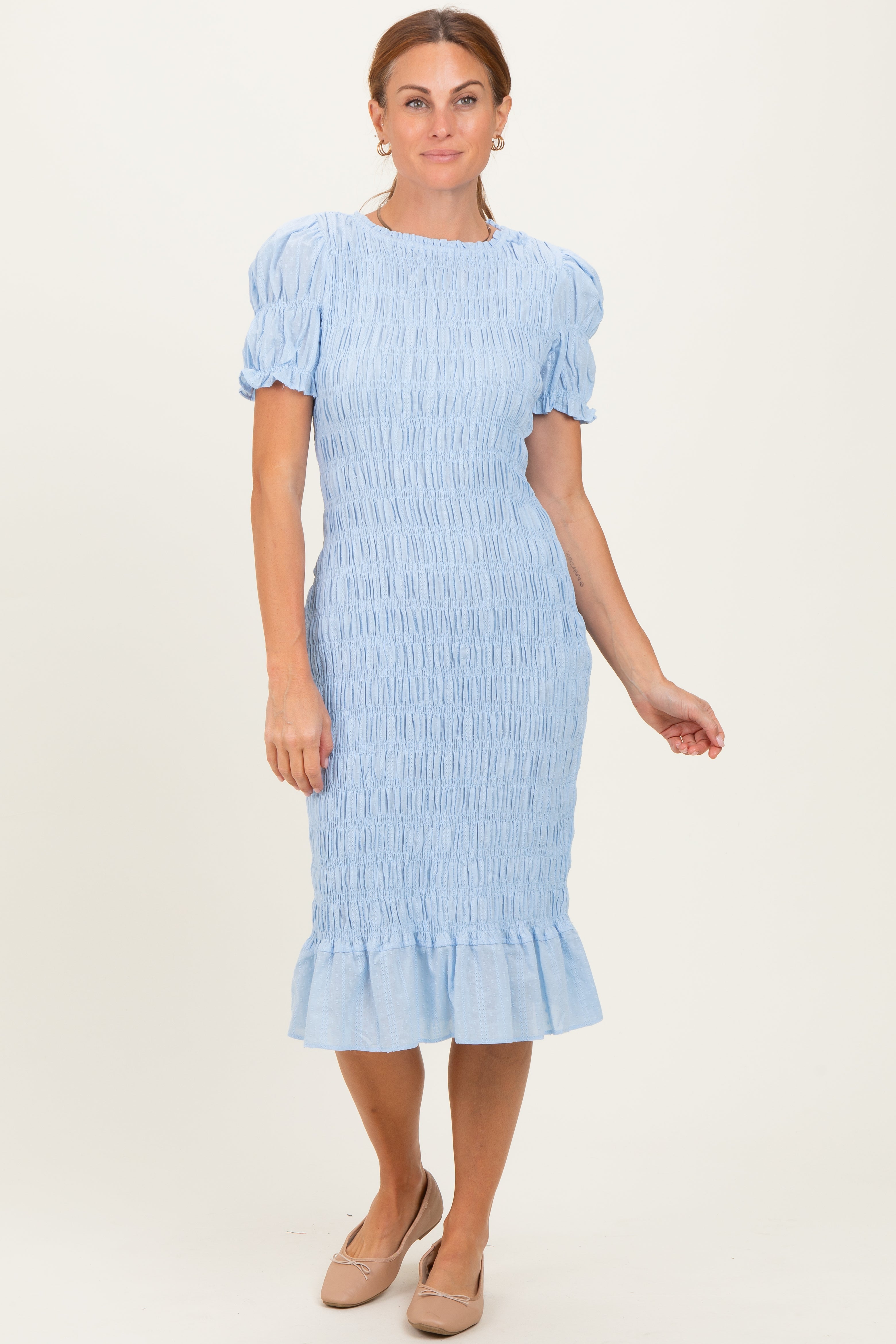 Umstands-Midikleid aus Satin mit gesmoktem Oberteil und Plissee
