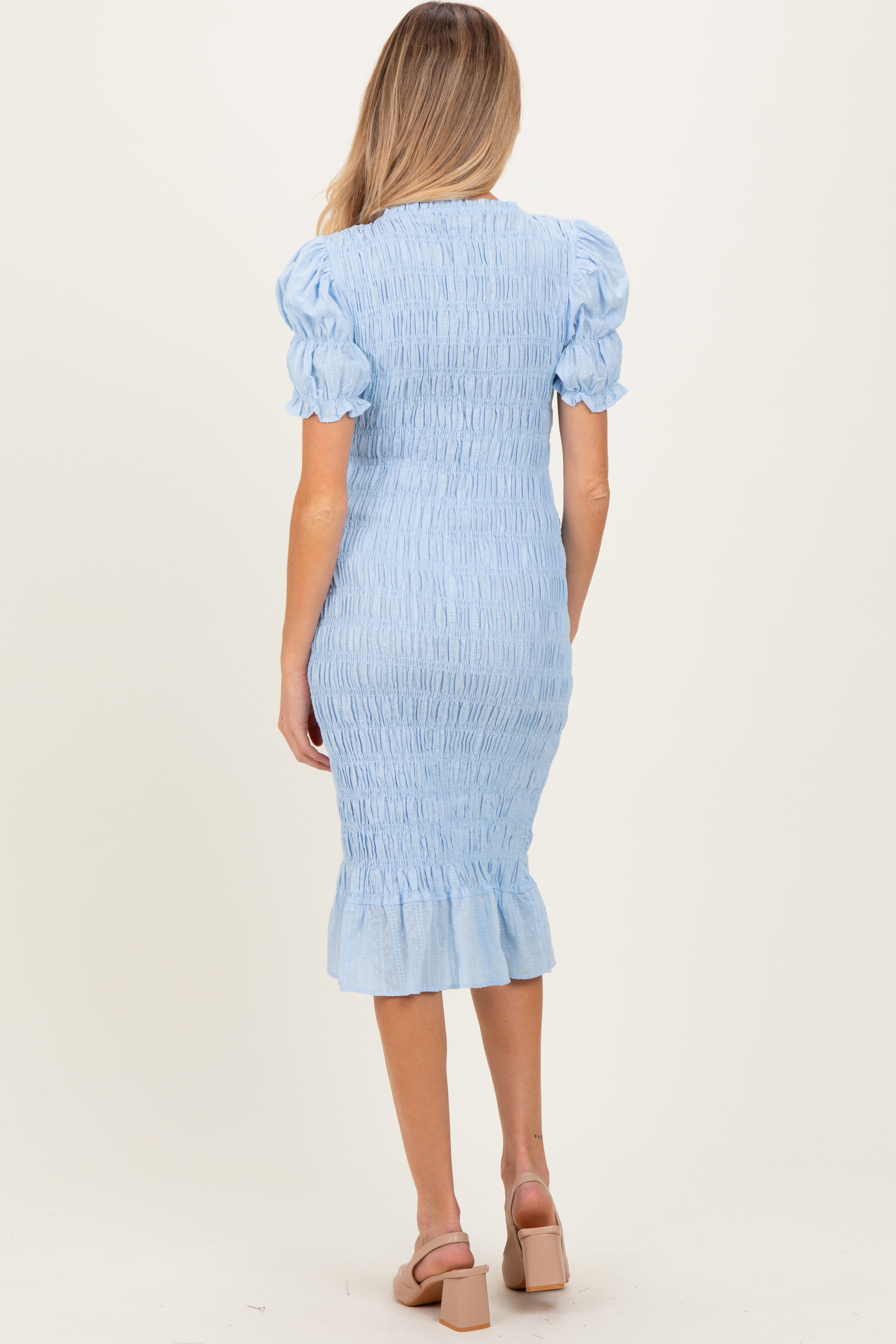 Umstands-Midikleid aus Satin mit gesmoktem Oberteil und Plissee