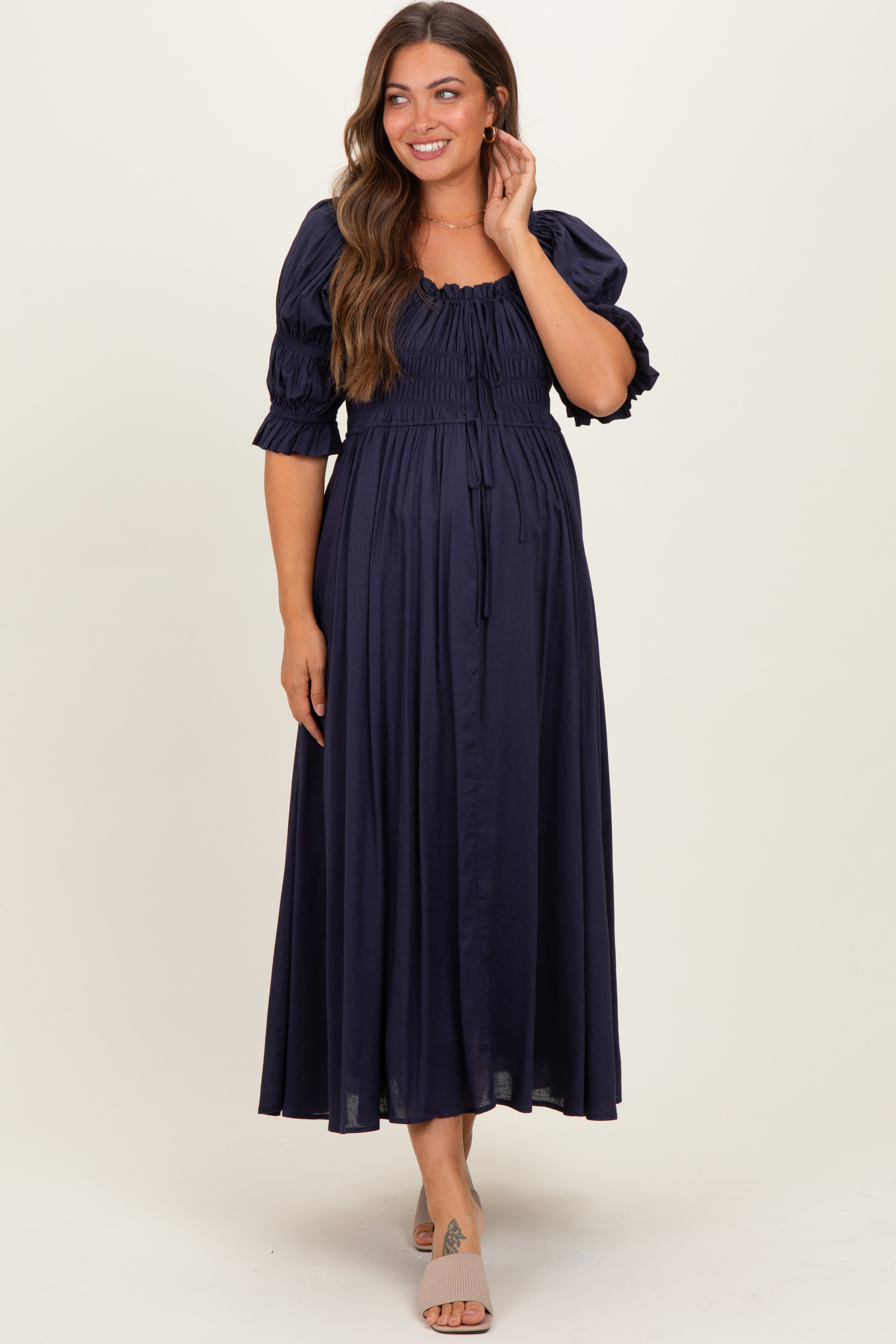 Umstands-Midikleid mit gesmoktem Rüschen-Oberteil und eckigem Ausschnitt