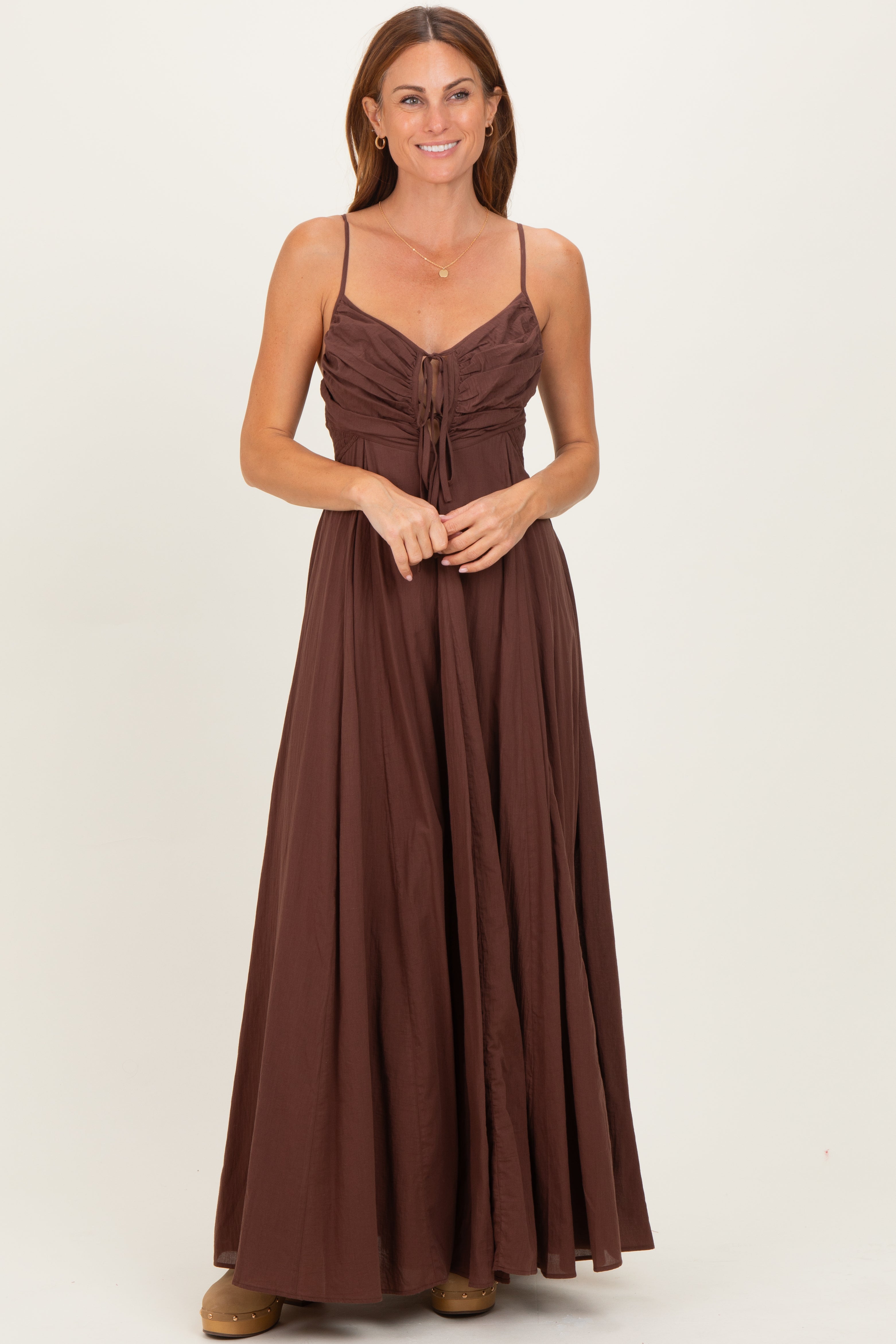 Umstands-Maxikleid mit gerafftem Oberteil und Bindeband vorne