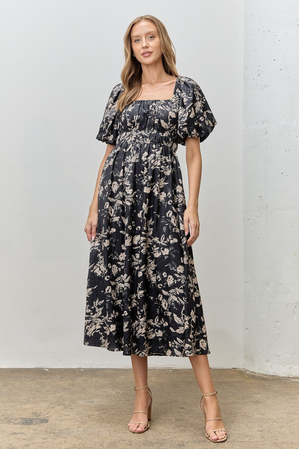 #Farbe_Schwarz Blumenmuster mit Puffärmeln und gesmokter Taille