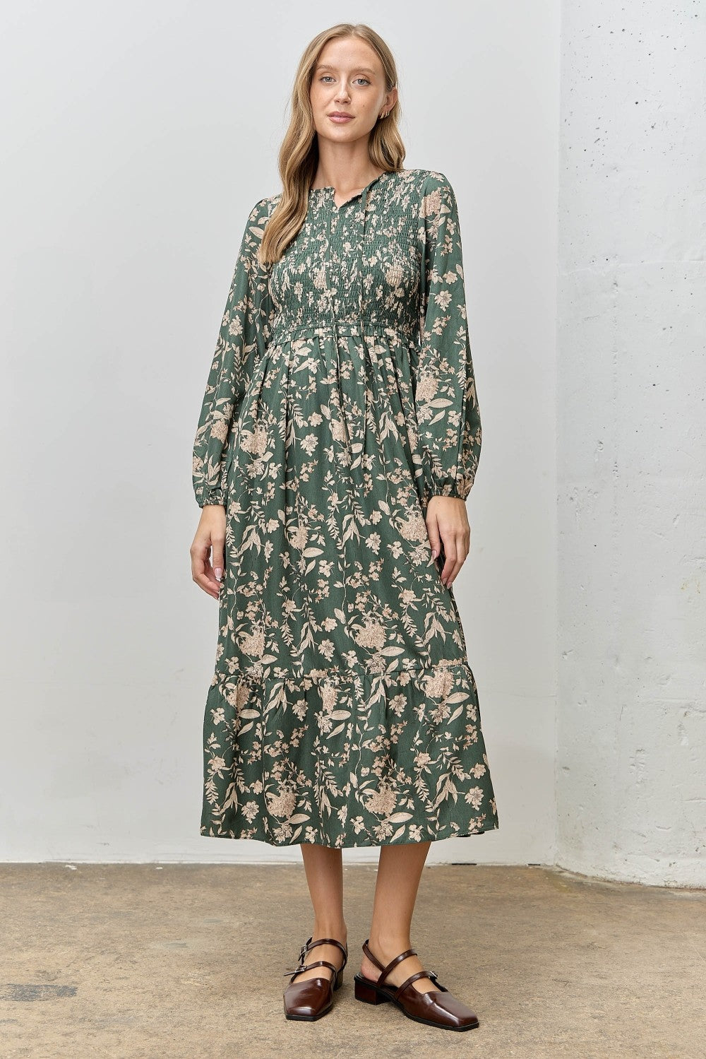 Grünes geblümtes Umstands-Midikleid mit Smok-Oberteil und langen Ärmeln