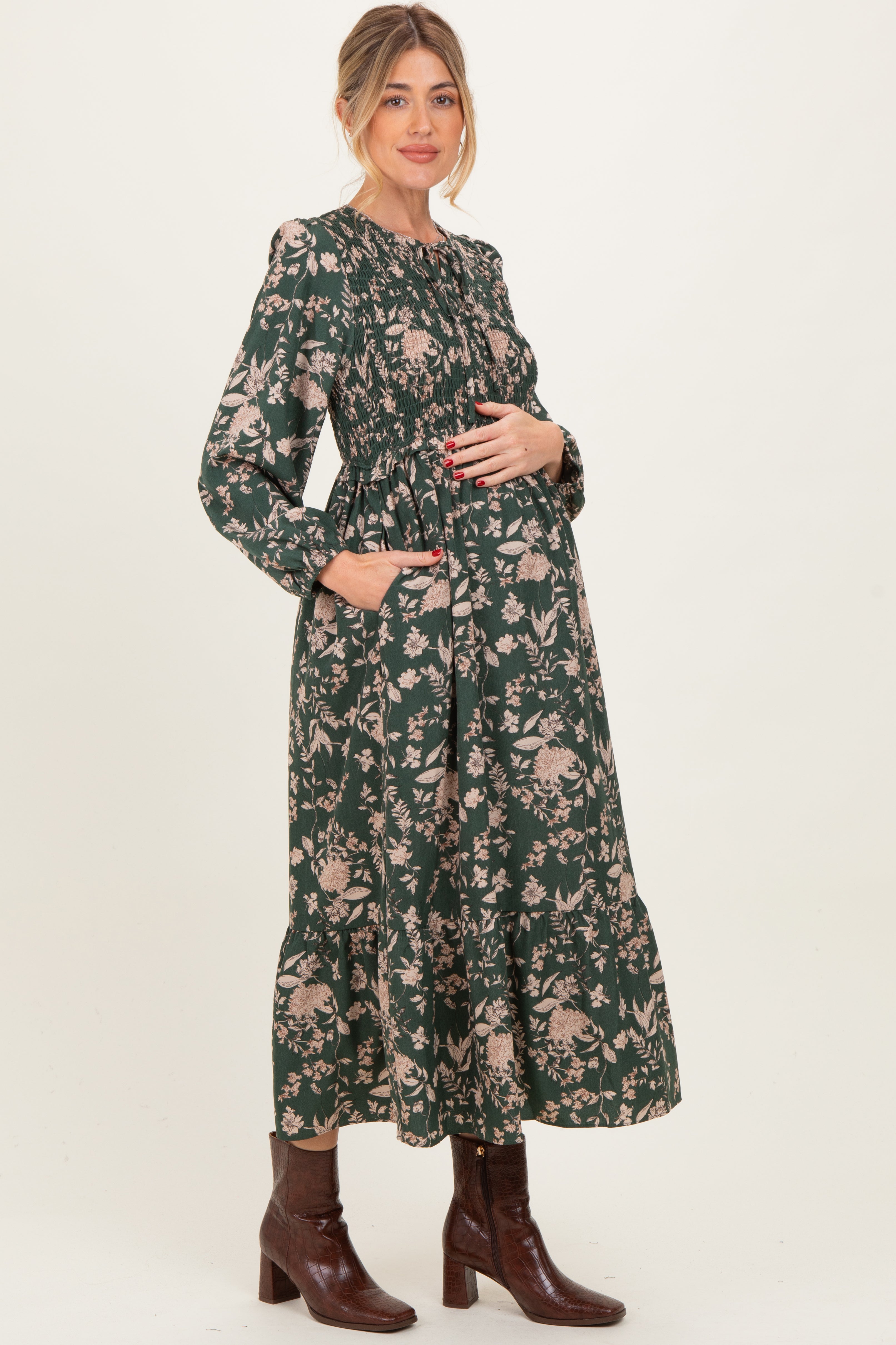 Grünes geblümtes Umstands-Midikleid mit Smok-Oberteil und langen Ärmeln