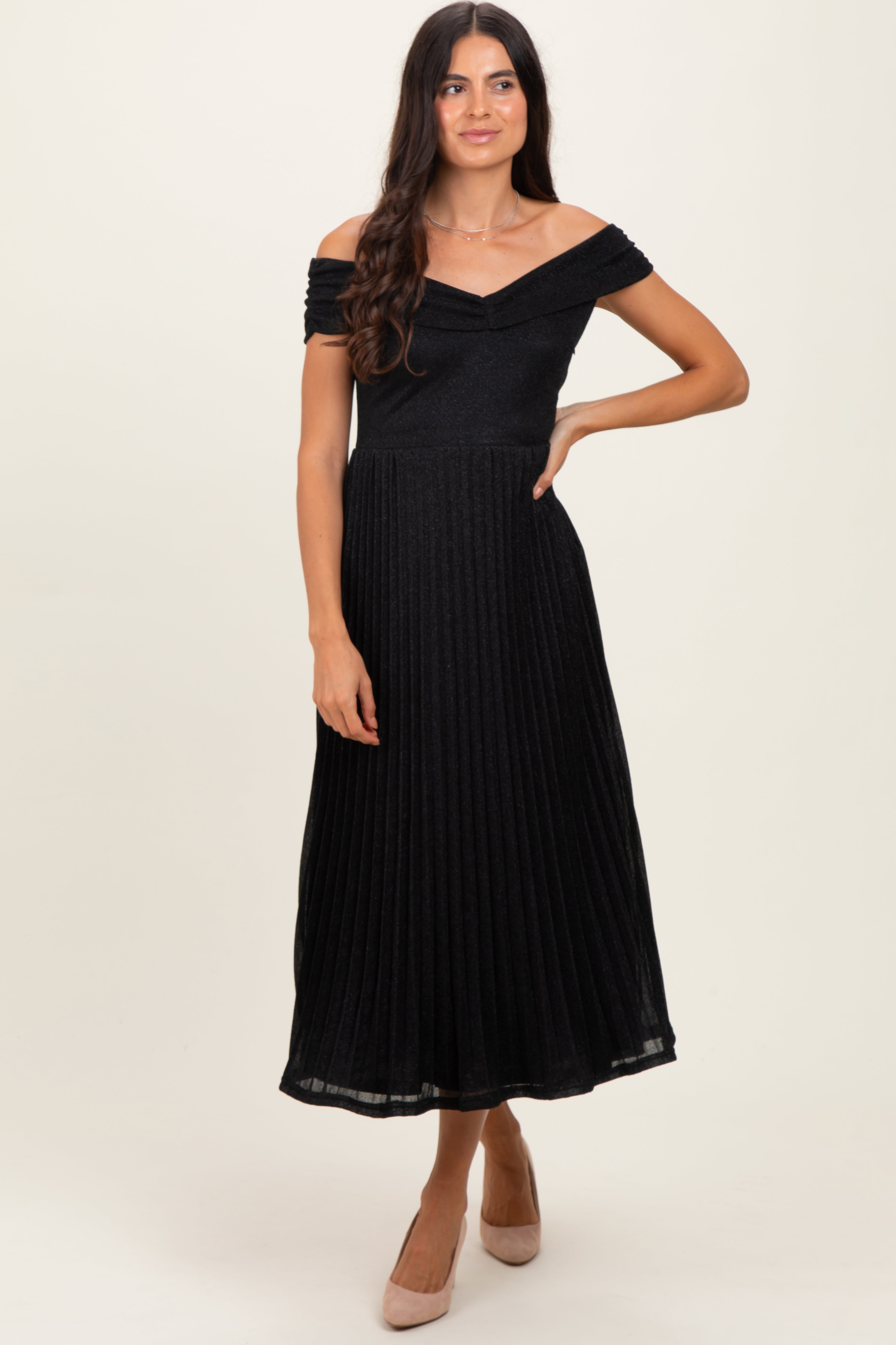 Schwarzes schimmerndes Umstands-Midikleid mit Off-Shoulder-Ausschnitt und Plissee