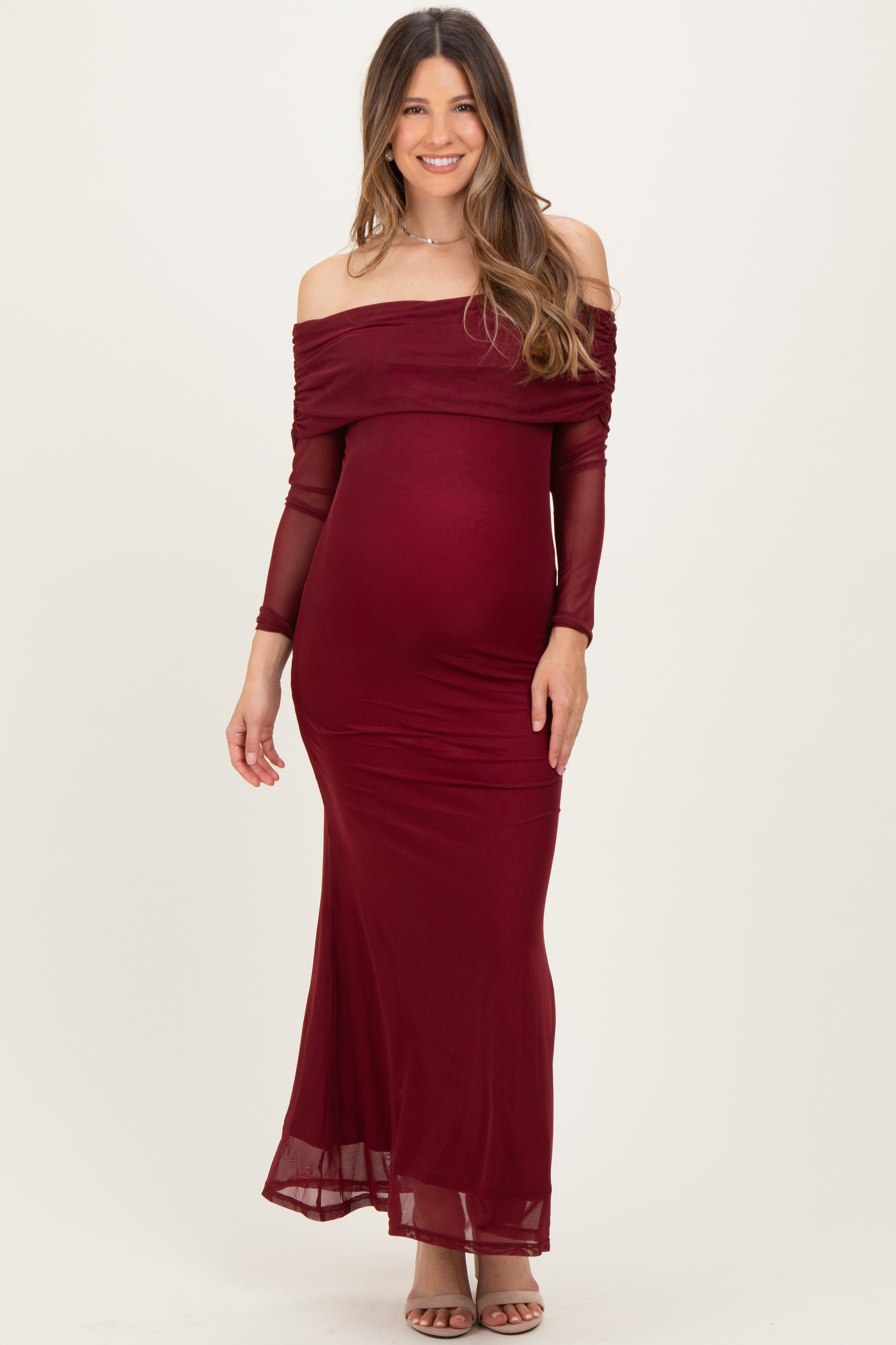 Bordeauxfarbenes Umstands-Maxikleid aus Mesh mit schulterfreiem Schnitt und langen Ärmeln