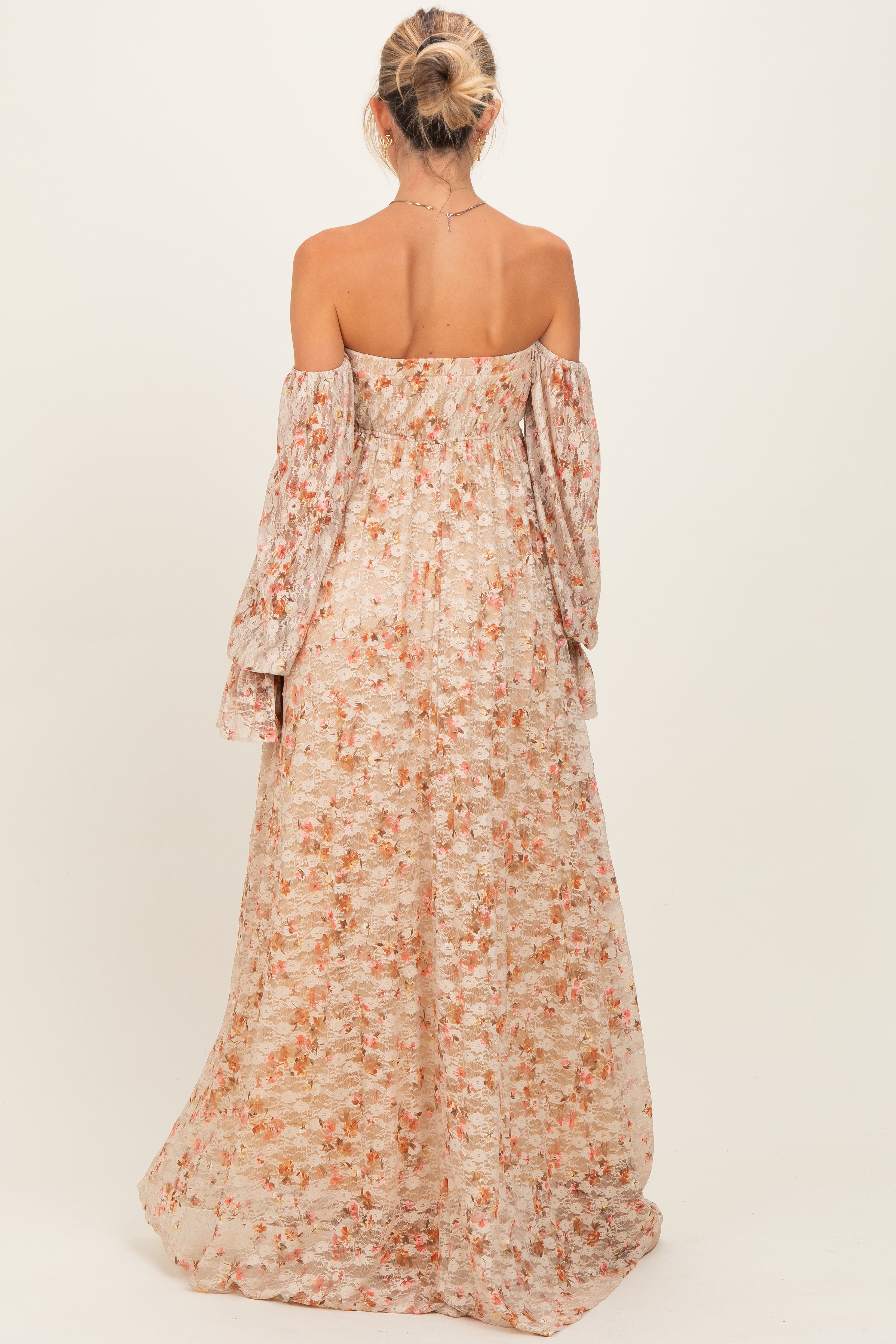 Mehrfarbiges florales Umstands-Maxikleid aus Spitze mit Smok-Einsatz, Off-Shoulder-Ausschnitt und langen Ärmeln
