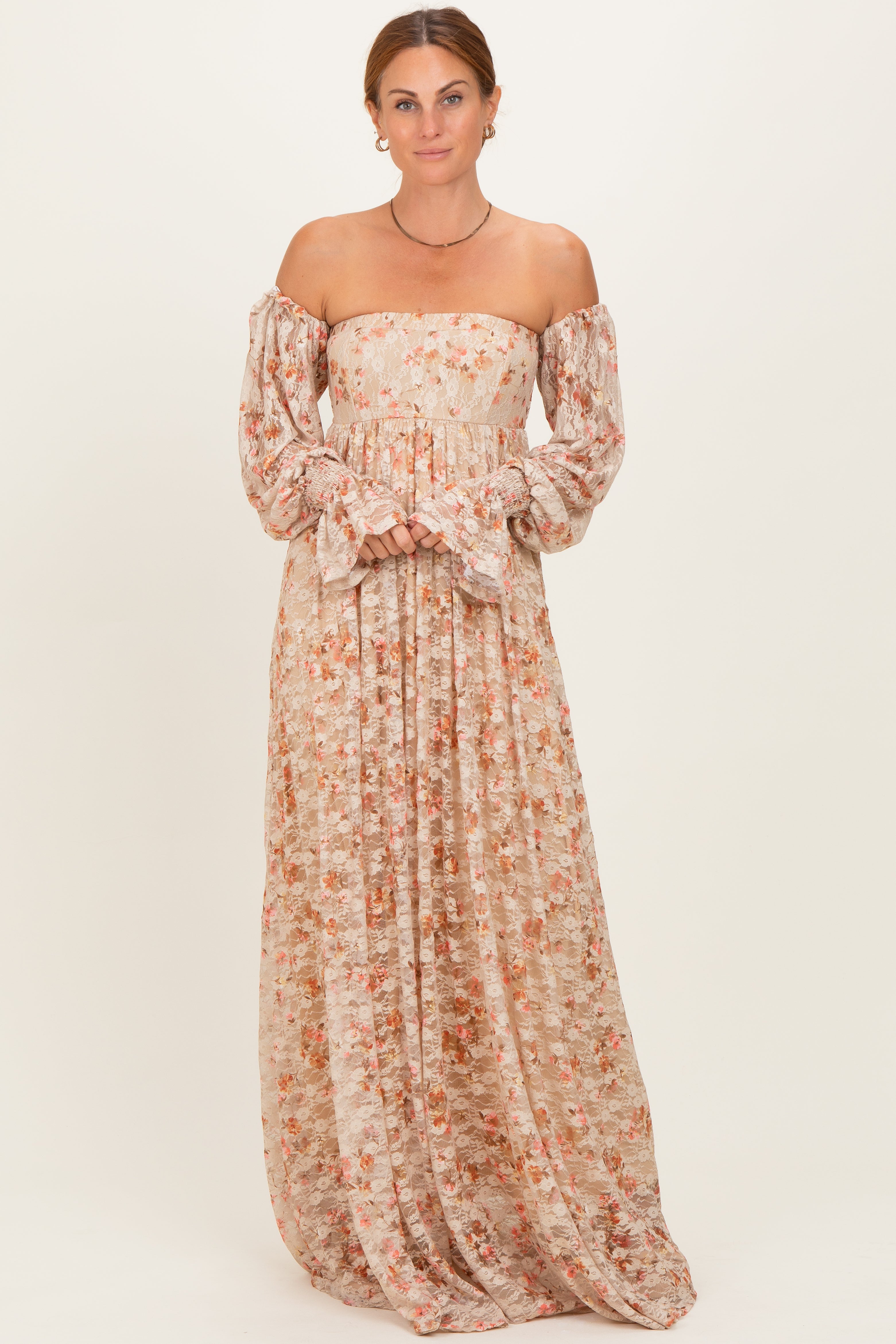 Mehrfarbiges florales Umstands-Maxikleid aus Spitze mit Smok-Einsatz, Off-Shoulder-Ausschnitt und langen Ärmeln