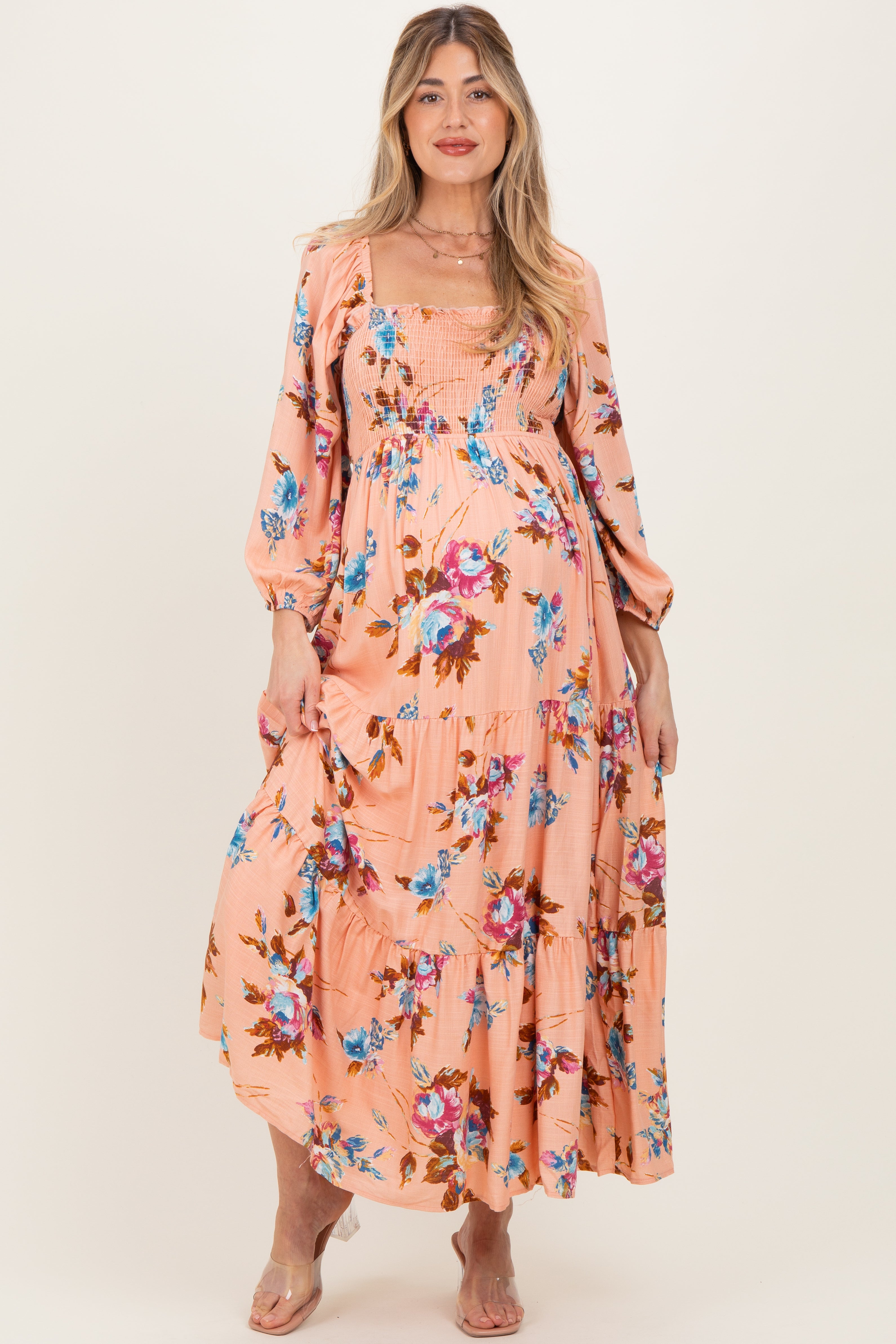 Geblümtes Umstands-Maxikleid mit langen Ärmeln, Smok-Oberteil und Stufenrock