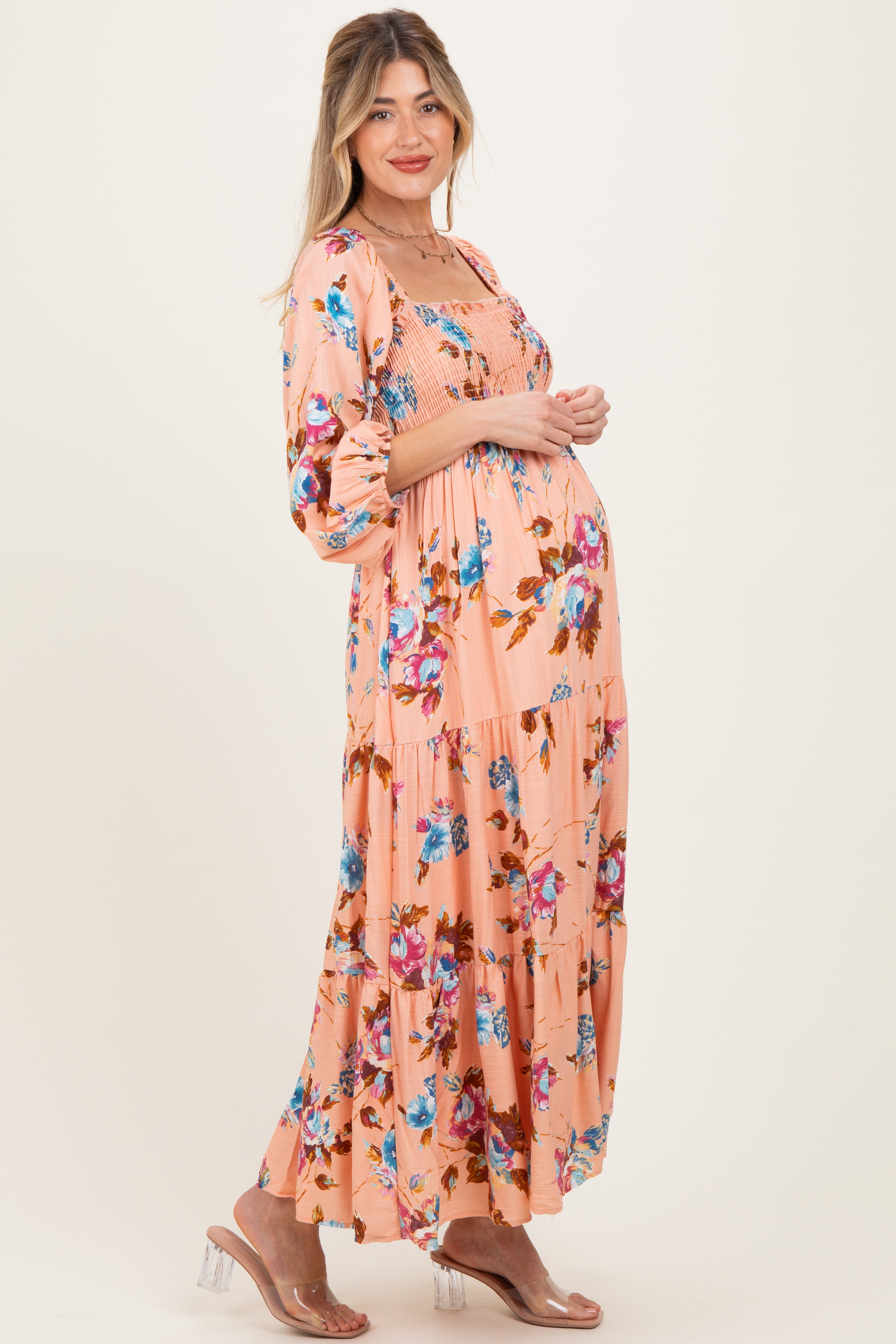 Geblümtes Umstands-Maxikleid mit langen Ärmeln, Smok-Oberteil und Stufenrock